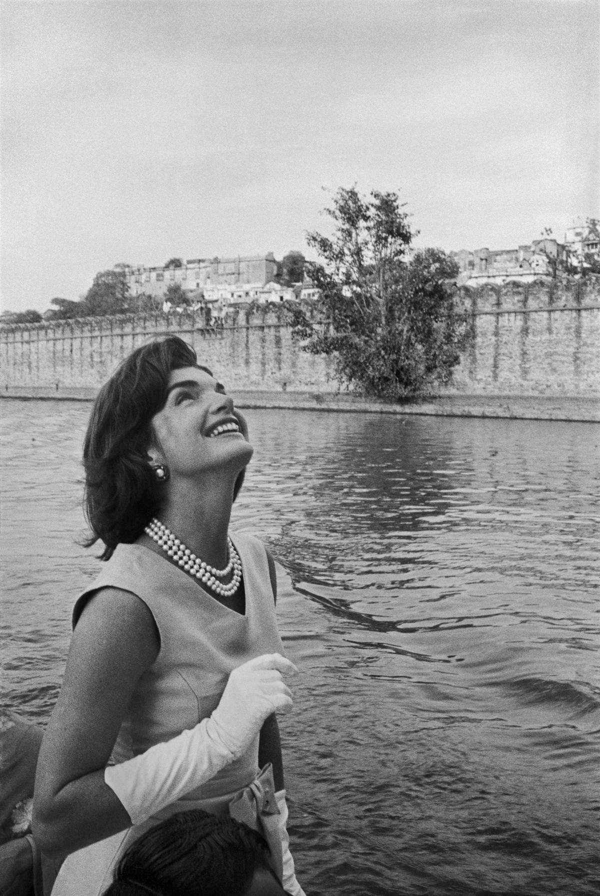 Jacqueline Kennedy returns from a visit to the Lake Palace Hotel, Udaipur, India, 1962 &copy; Marilyn Silverstone/Magnum Photos