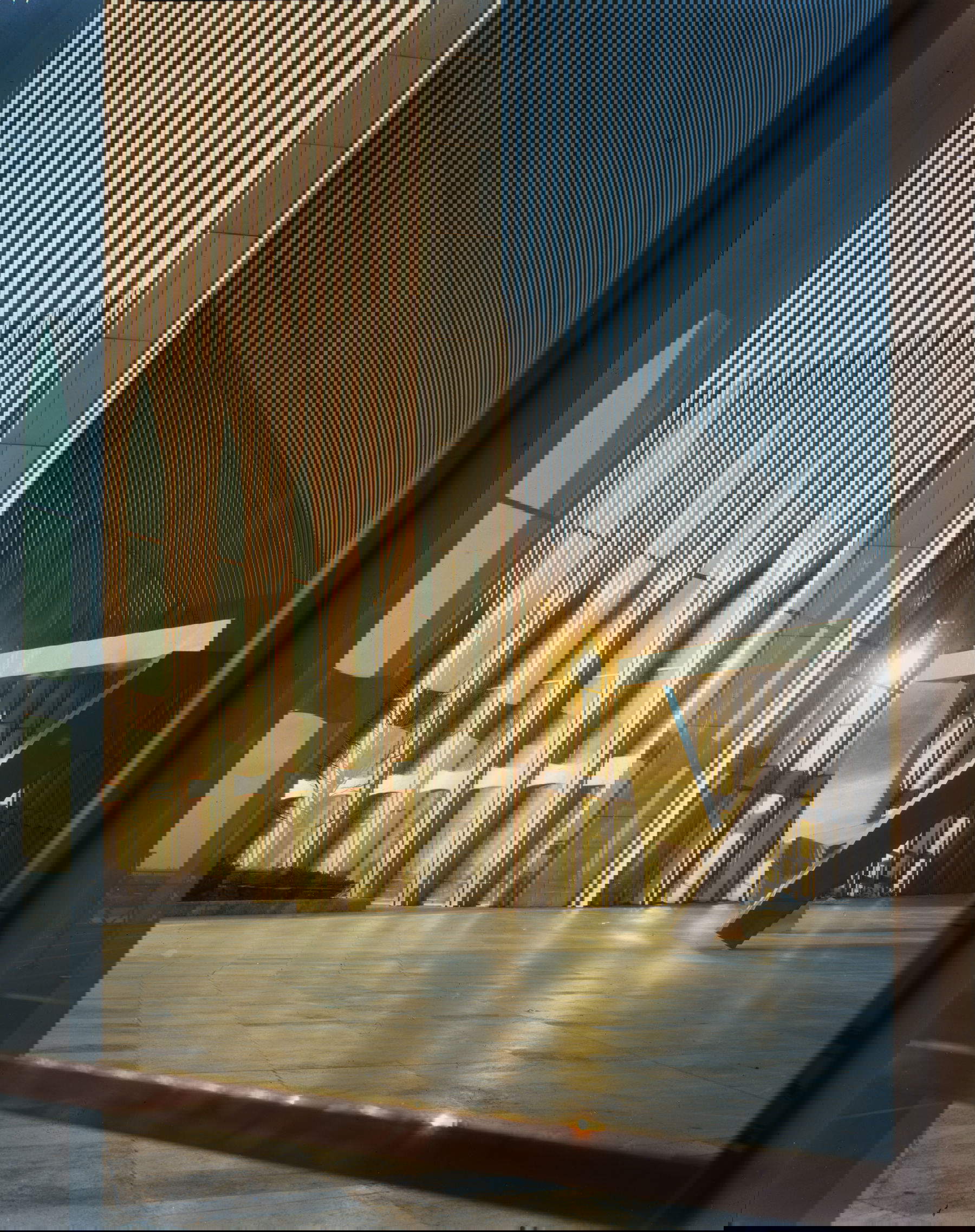 James Rosati's Ideogram sculpture between the entrance arches of the World Trade Center in New York . Photo: Balthazar Korab - Wikipedia
