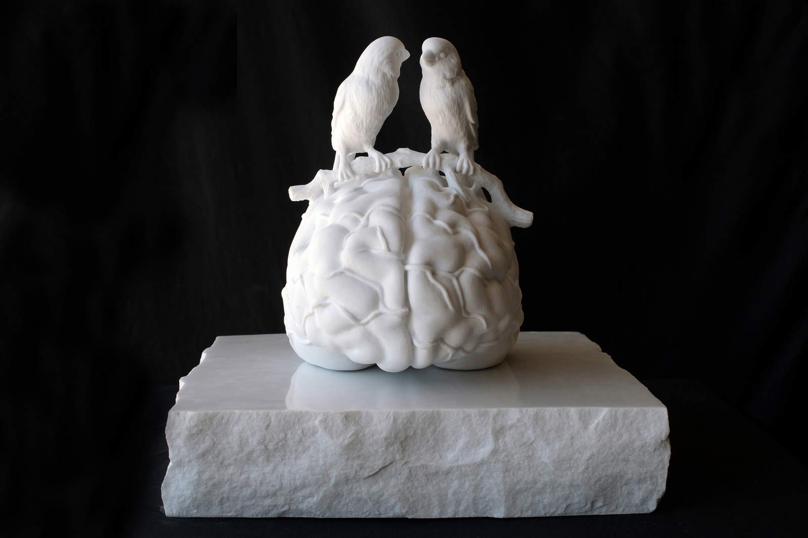 Jan Fabre, Sharing Secrets about the Neurons (2024; Carrara marble (White P), 45 x 50 x 42 cm). Ph. Pierluigi Di Pietro