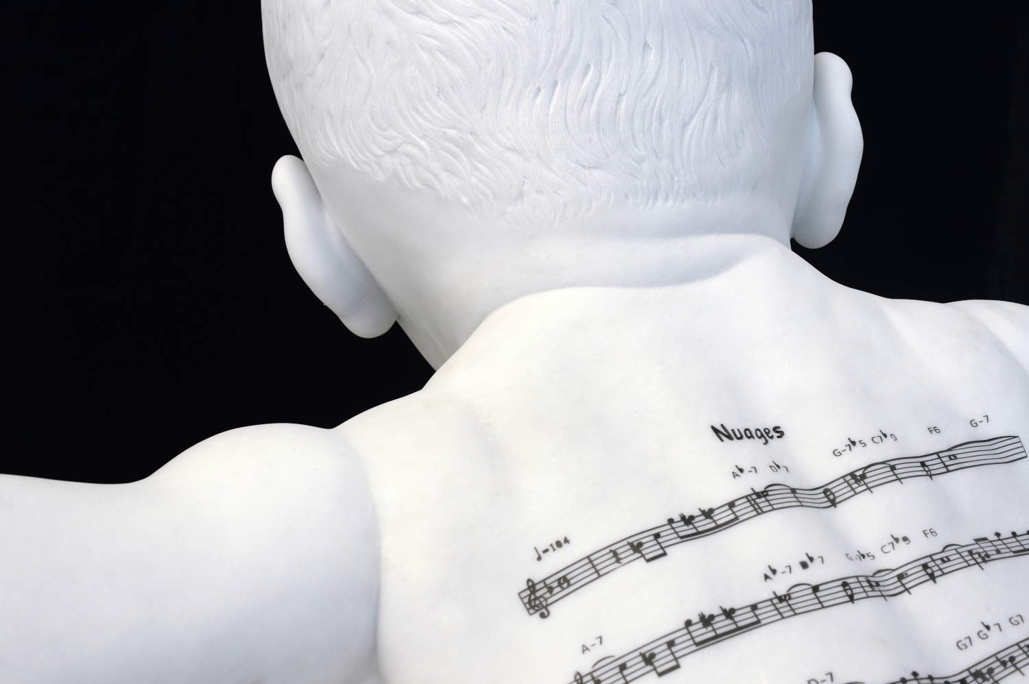 Jan Fabre, Der Freifallende (der Kunst) (2024; Carrara-Marmor)