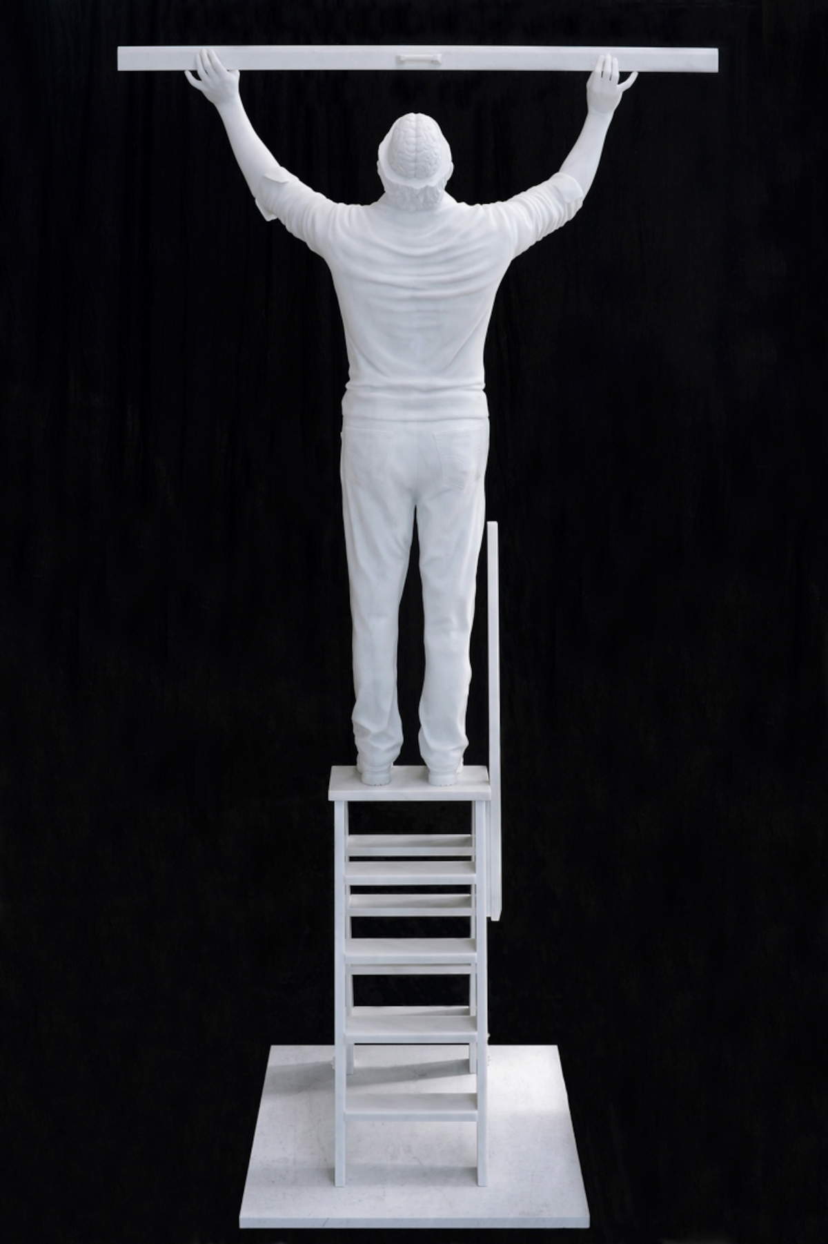Jan Fabre, The Man Who Measures His Own Planet (2024; Carrara marble (statuary), 245 x 115 x 50 cm). Ph. Pierluigi Di Pietro