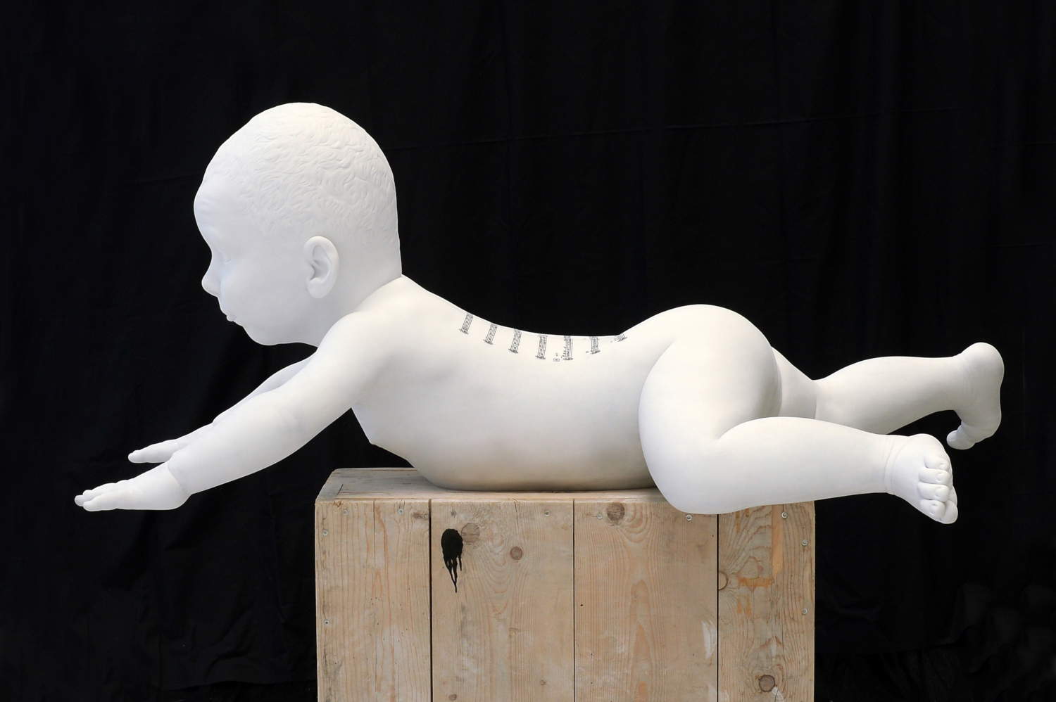 Jan Fabre, Der Partisan (der Kunst) (2024; Carrara-Marmor)