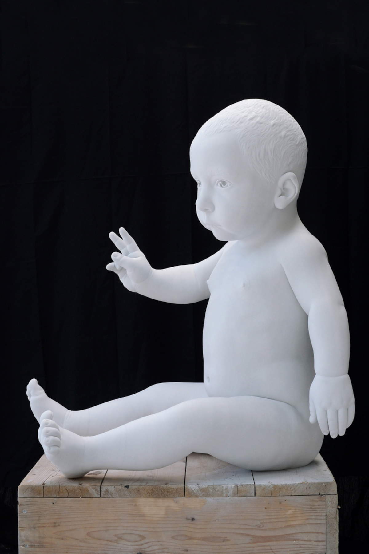 Jan Fabre, The Peacemaker (of Art) (2024; Carrara marble (statuary), 115 x 71 x 105 cm). Ph. Pierluigi Di Pietro