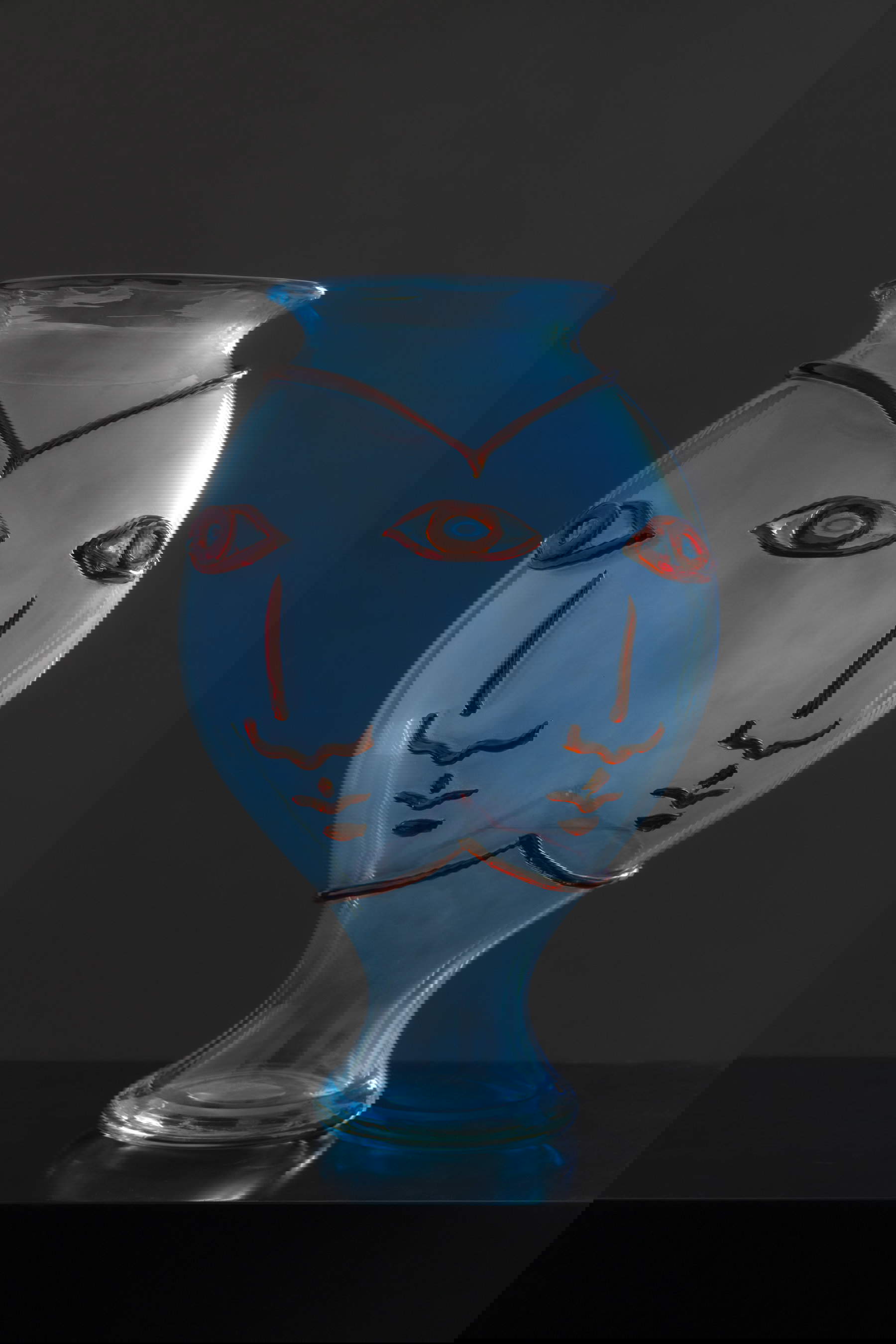 Jean Cocteau, Trois yeux (ou Trinit&eacute;) (1956 ; verre souffl&eacute; bleu l&eacute;gèrement iris&eacute; et finition en verre rouge, 41 x 27 cm ; Piacenza, avec l'aimable autorisation de la galerie ED) &copy; Adagp/Comit&eacute; Cocteau, Paris, by SIAE 2026