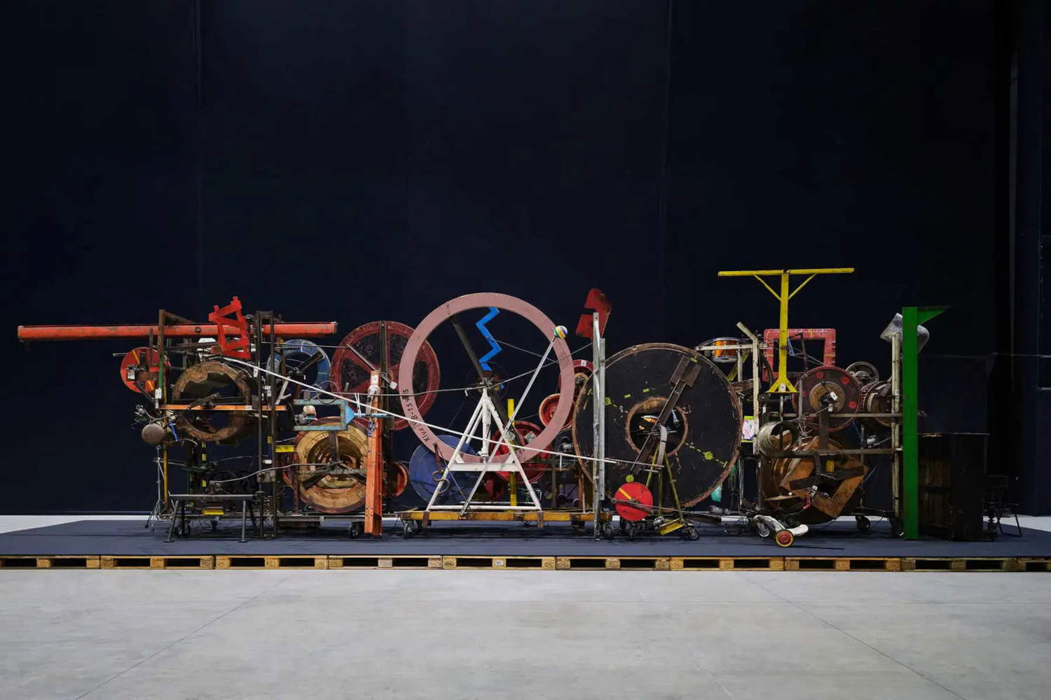 Milano, all'HangarBicocca un concerto in diretto dialogo con le macchine sonore di Jean Tinguely