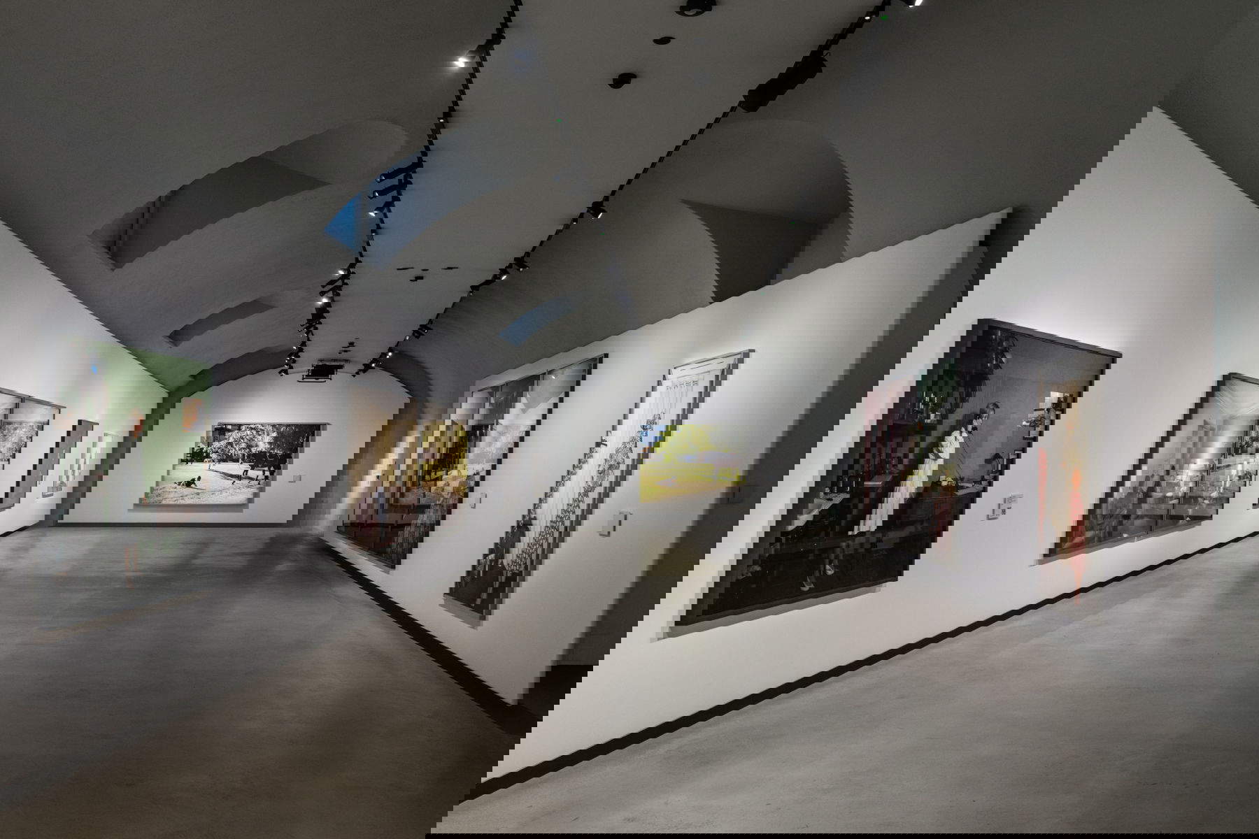 Jeff Wall, Blick auf die Ausstellung JEFF WALL. PHOTOGRAPHS in der Gallerie d'Italia in Turin. Foto: Andrea Guermani