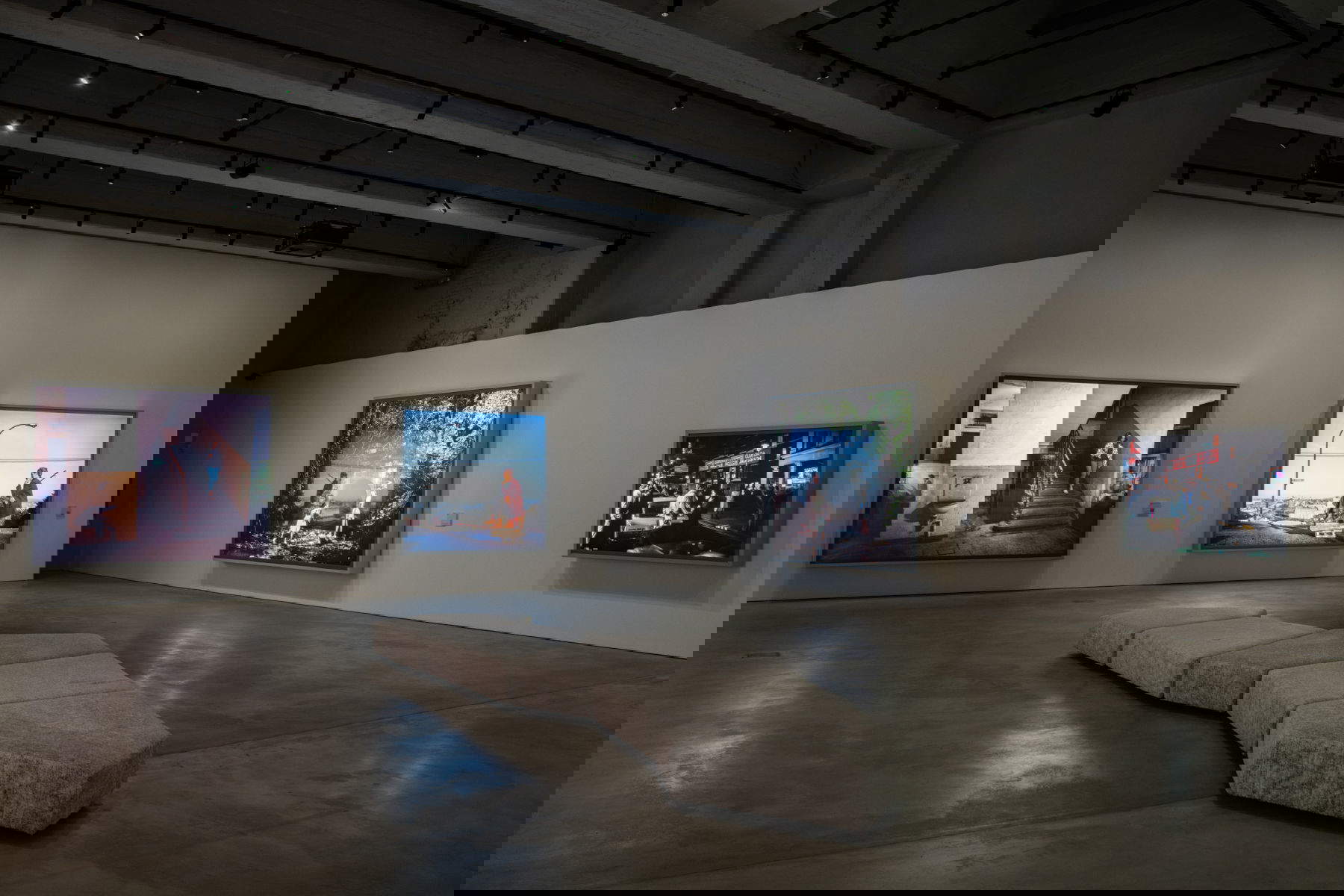 Jeff Wall, Blick auf die Ausstellung JEFF WALL. PHOTOGRAPHS in der Gallerie d'Italia in Turin. Foto: Andrea Guermani