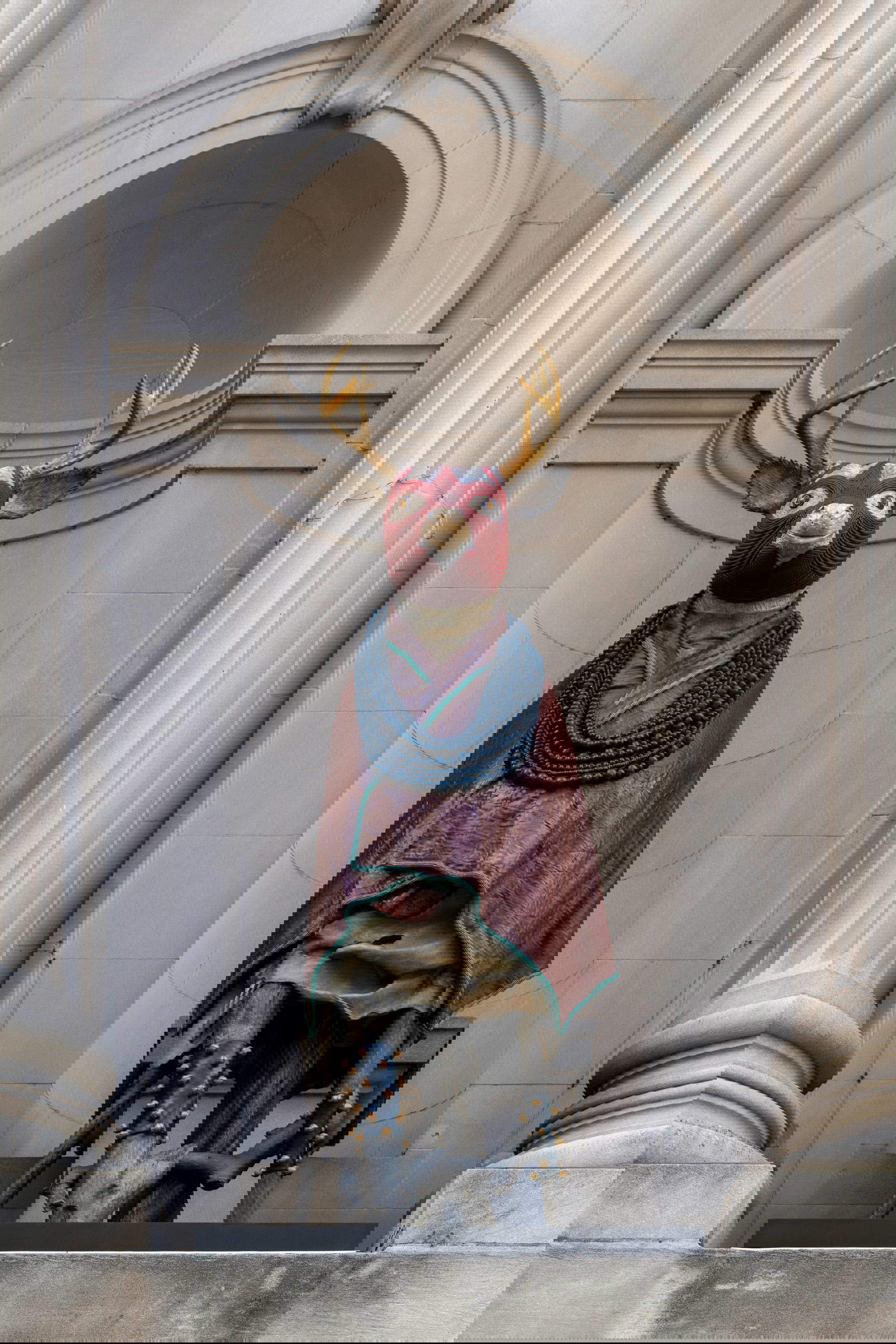 Jeffrey Gibson, vista de la instalación nos enseñan a ser sensibles y a confiar en nuestro instintotsissi / awi / ciervo para The Genesis Facade Comisión: Jeffrey Gibson, The Animal Therefore I AM, (2025; bronce al silicio con acabado patinado) Cortesía del artista ©The Metropolitan Museum of Art Foto: Eugenia Burnett Tinsley