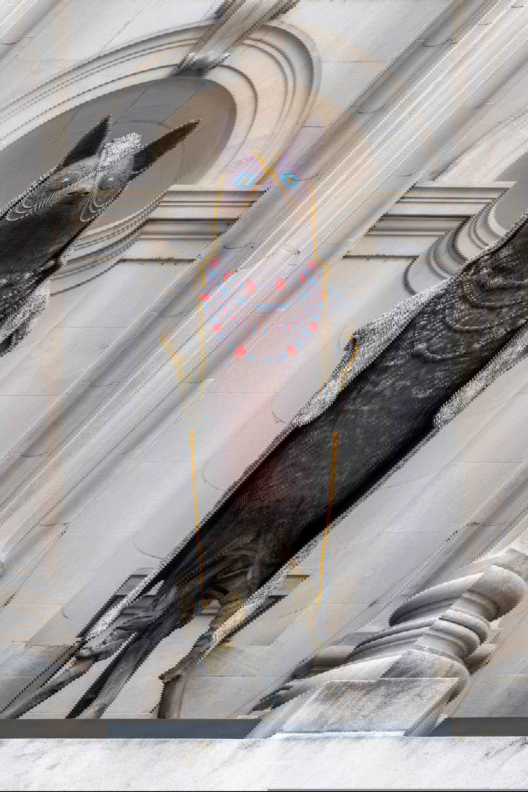 Jeffrey Gibson, vista de la instalación son ingeniosos y se transforman para guiarnos nashoba holba / wayaha / coyote para The Genesis Facade Comisión: Jeffrey Gibson, The Animal Therefore I Am, (2025; bronce al silicio con acabado patinado) Cortesía del artista ©The Metropolitan Museum of Art Fotos: Eugenia Burnett Tinsley