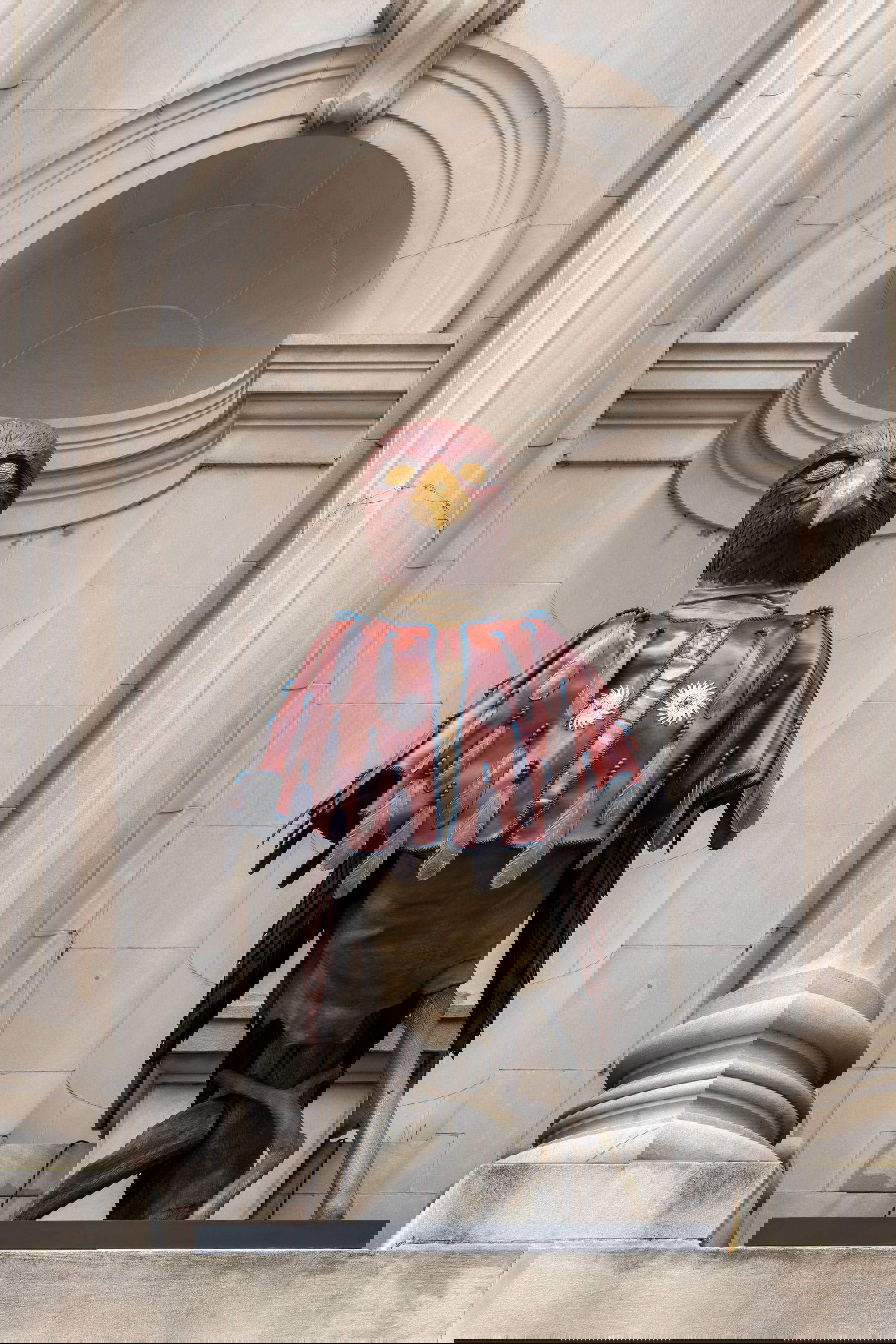 Jeffrey Gibson, vista de la instalación llevan mensajes entre espacios claros y oscurosbia̱kak / dawodv / hawk para The Genesis Facade Comisión: Jeffrey Gibson, The Animal Therefore I Am, (2025; bronce al silicio con acabado patinado) Cortesía del artista ©The Metropolitan Museum of Art Fotos: Eugenia Burnett Tinsley