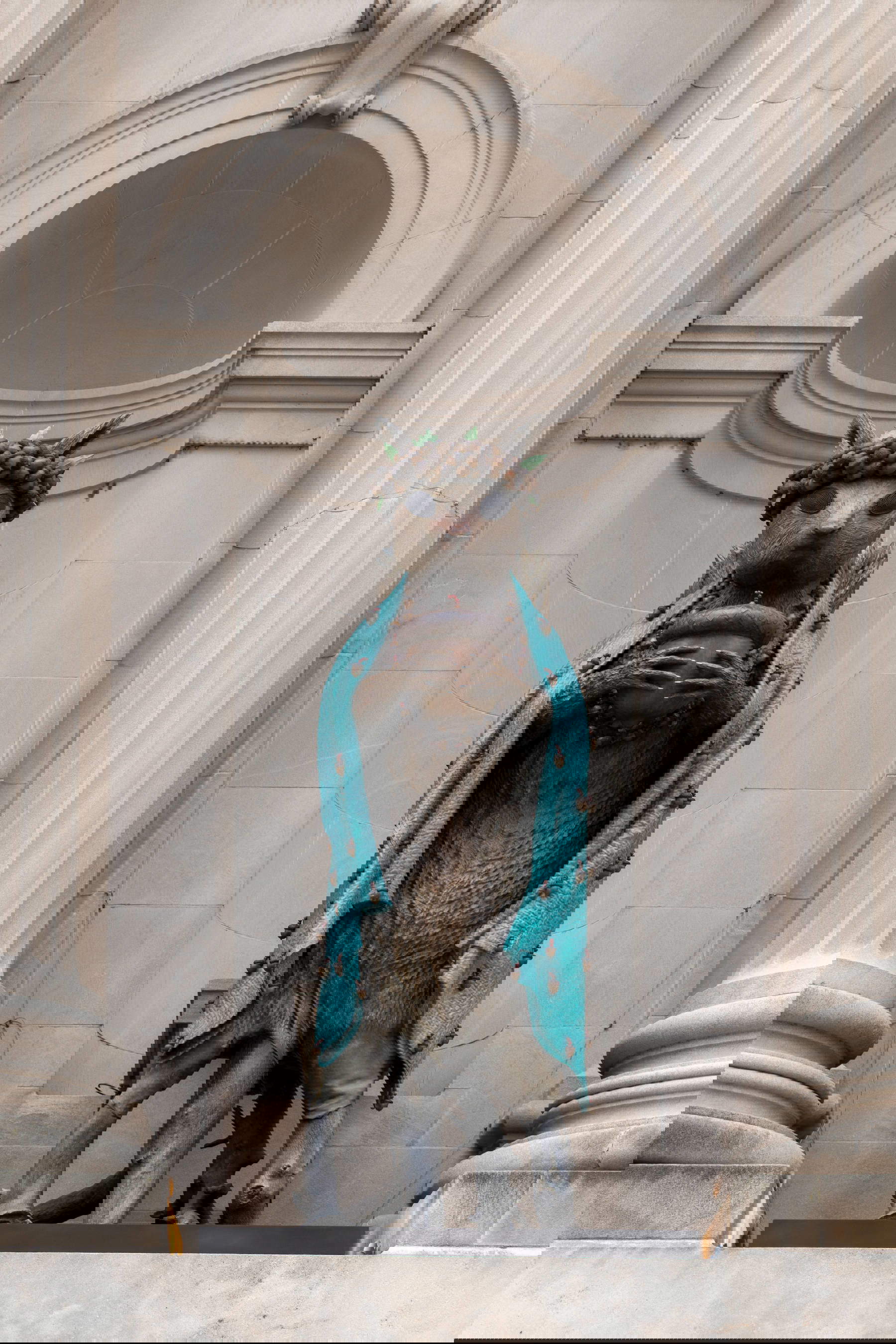 Jeffrey Gibson, vista de la instalación que planean y preparan para el futuro fvni / sa lo li / ardilla para The Genesis Facade Comisión: Jeffrey Gibson, The Animal Therefore I Am, (2025; bronce al silicio con acabado patinado) Cortesía del artista ©The Metropolitan Museum of Art Fotografía: Eugenia Burnett Tinsley