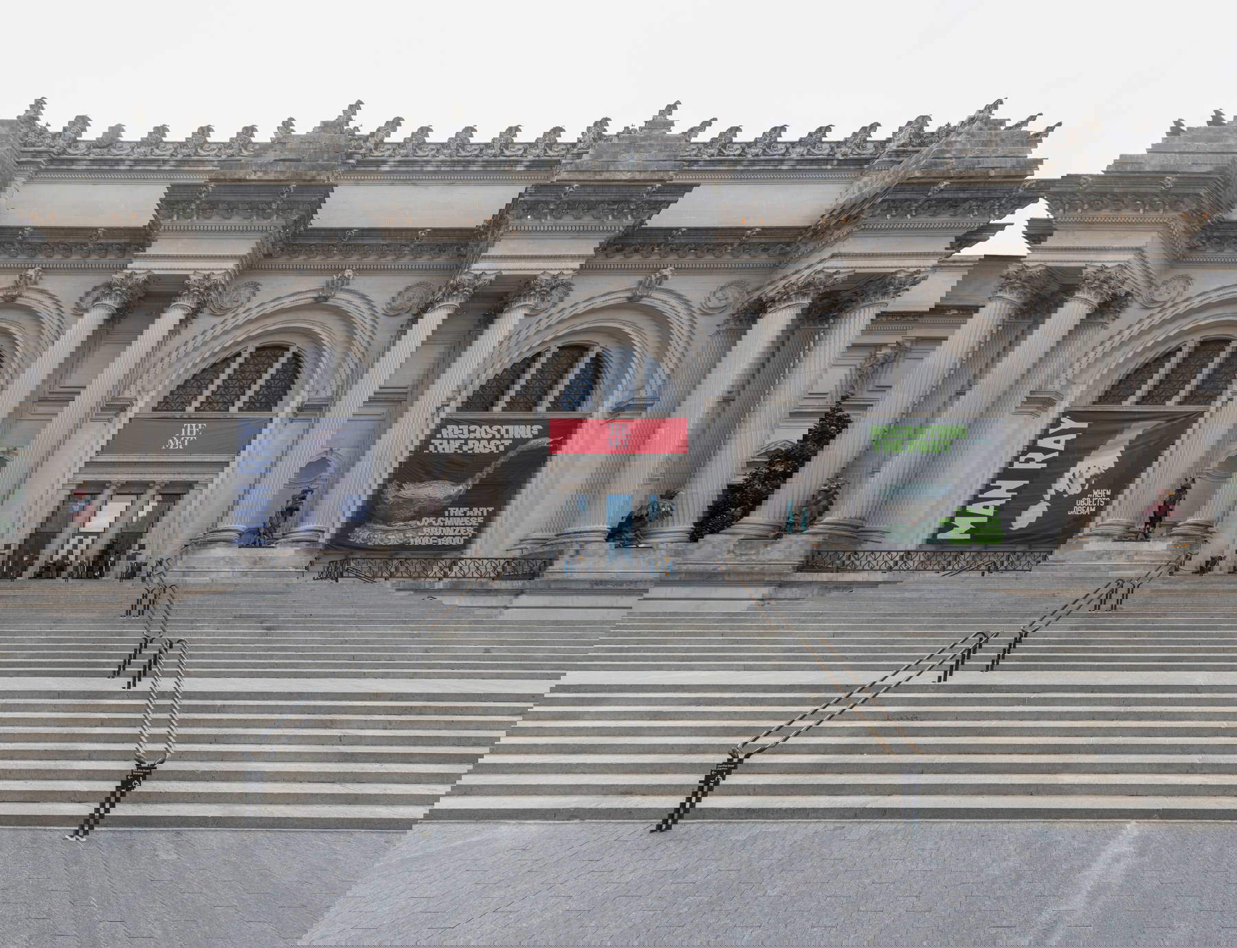 Jeffrey Gibson, vista de la instalación The Genesis Facade Comisión: Jeffrey Gibson, The Animal Therefore I Am (2025) Cortesía del artista ©The Metropolitan Museum of Art Fotografía: Eugenia Burnett Tinsley