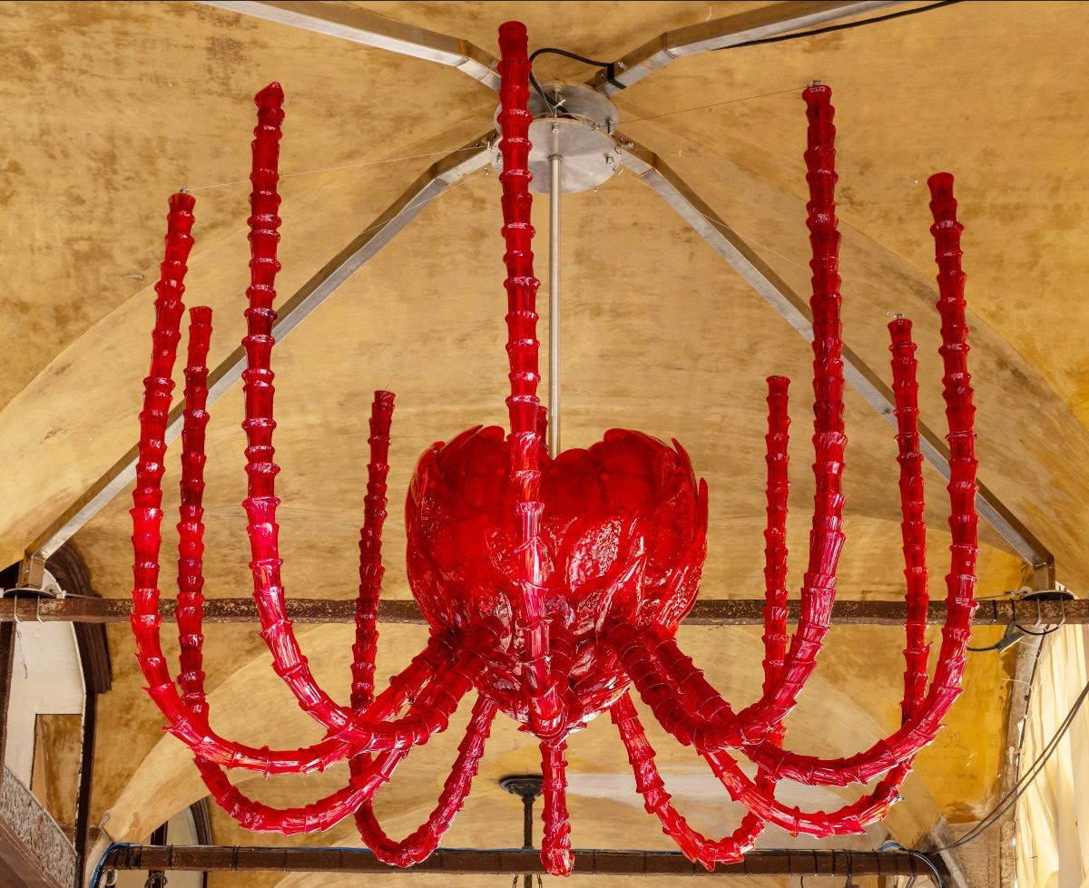 Joana Vasconcelos, master Massimiliano Luzzi, Berengo Studio furnace, Infinite Heart. Photo: Giorgio Bombieri