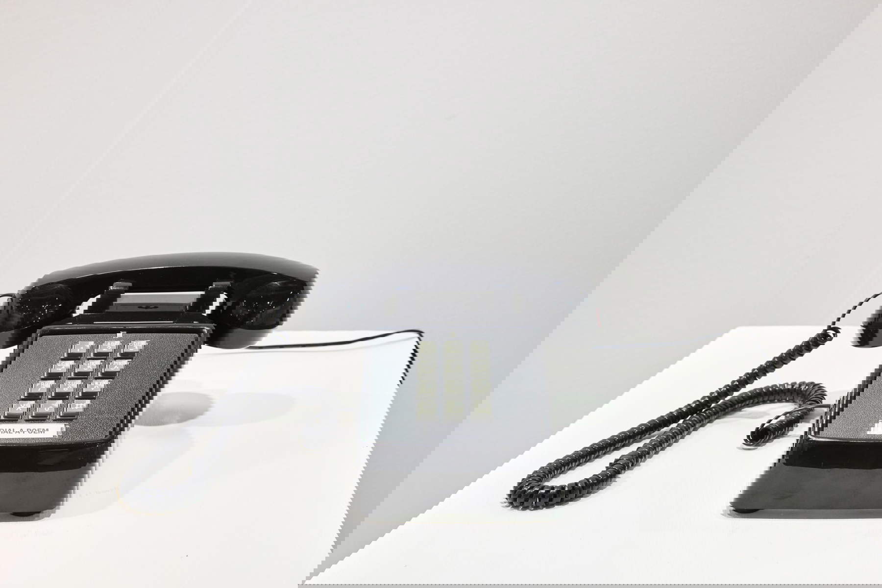 John Giorno, DIAL - A - POEM Push Button Edition, 1968 - 2019 (teléfono y ordenador con 282 poemas grabados de 132 poetas; 12,7 x 27,9 x 27,3 cm; Ed. 9/20 + 5 AP). Galería Thomas Brambilla. Fotos; &copy; Perottino - Piva - Castellano - Bergadano / Artissima