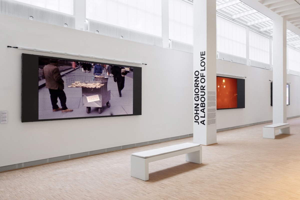 Montage de l'exposition John Giorno : a labour of LOVE à la Triennale de Milan. Photographie : ©Gianluca Di Ioia.