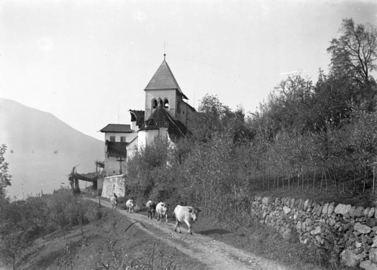Karel Chotek, Chiesa di San Pietro, Tirolo (1900 circa). Su concessione dell&rsquo;Archivio Istituto Nazionale del Patrimonio di &Uacute;st&iacute; nad Labem