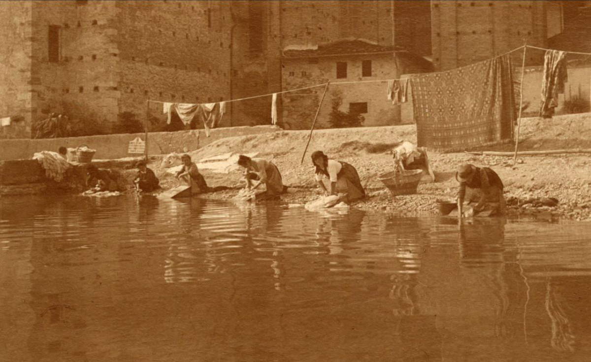 Karel Chotek, Lavaggio della biancheria, luogo non identificato (1905 circa). Su concessione dell&rsquo;Archivio di Stato Regionale di Praga