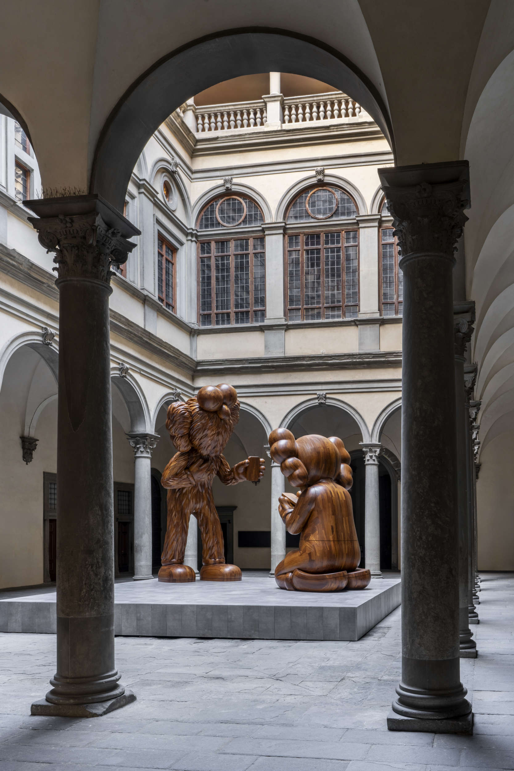 “KAWS: THE MESSAGE”, Palazzo Strozzi, Firenze, 2025. Foto: Ela Bialkowska, OKNO studio © KAWS “KAWS: THE MESSAGE”, Palazzo Strozzi, Firenze, 2025. Foto: Ela Bialkowska, OKNO studio © KAWS