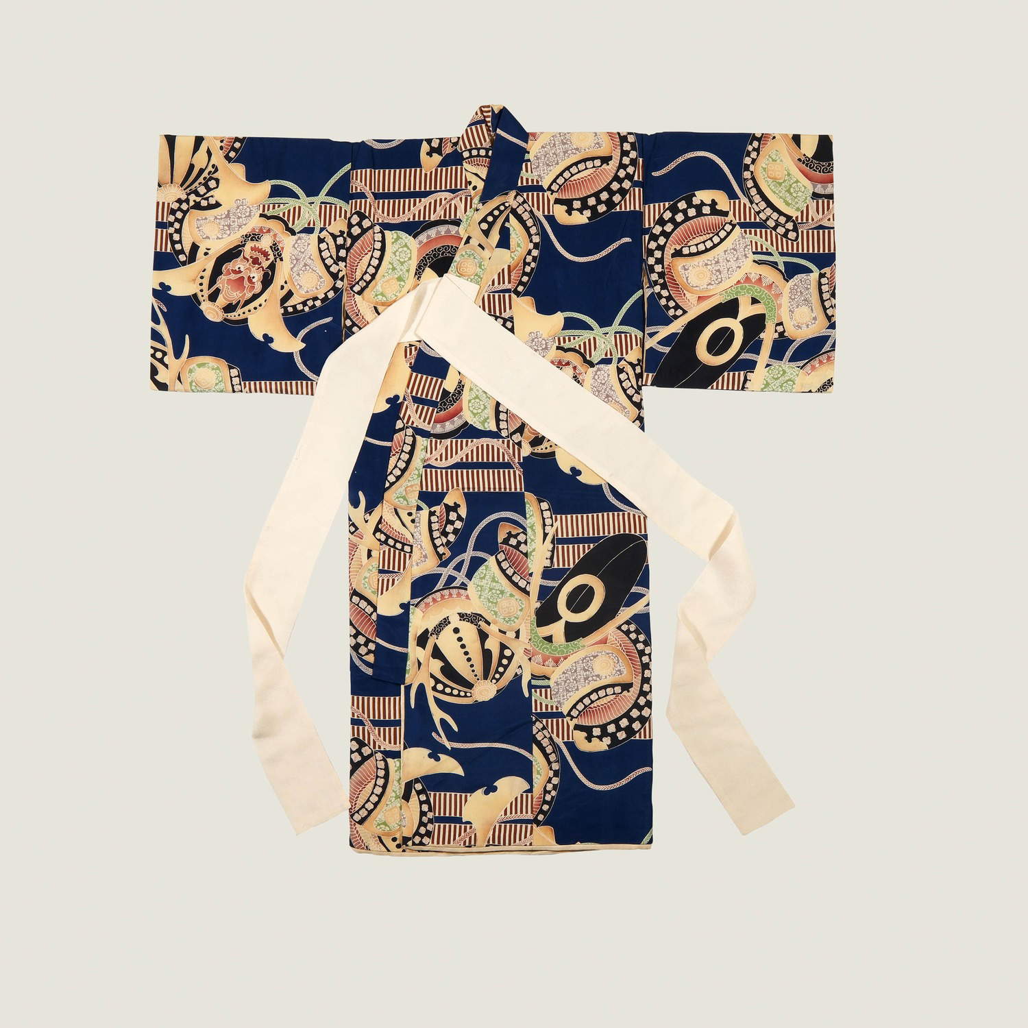 Kinderkimono mit reich verzierten Samurai-Helmen (kabuto) auf blauem Grund (Detail) (Mitte 20. Jahrhundert; 86 x L.79 x 30 cm; Privatsammlung) Foto: Alessandro Muner