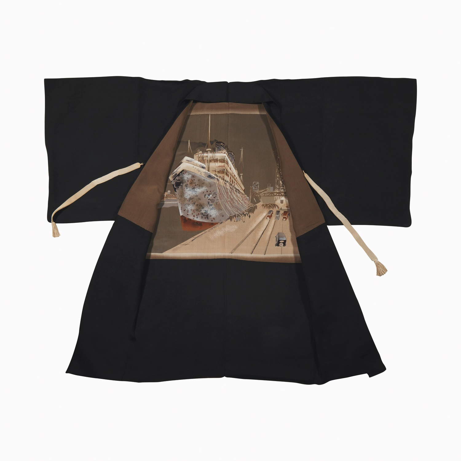 Informeller Männer-Overkimono (Haori) mit einem Schiff, das aus einem Hafenbecken ausläuft (1920-1940; 110 x B. 130 x 52,5 cm; Privatsammlung) Foto: Alessandro Muner