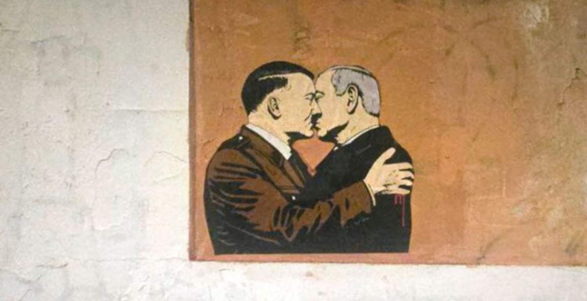 Hitler besa a Netanyahu: un cartel de Laika denuncia la masacre de civiles palestinos