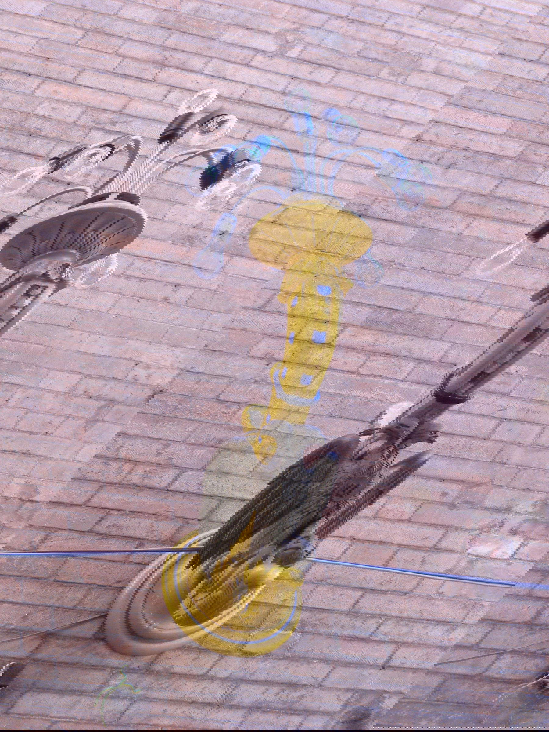 Una lanterna decorativa da parete dipinta nei colori della Contrada dell'Aquila. Foto: Wikimedia Commons - Andrzej Otrębski