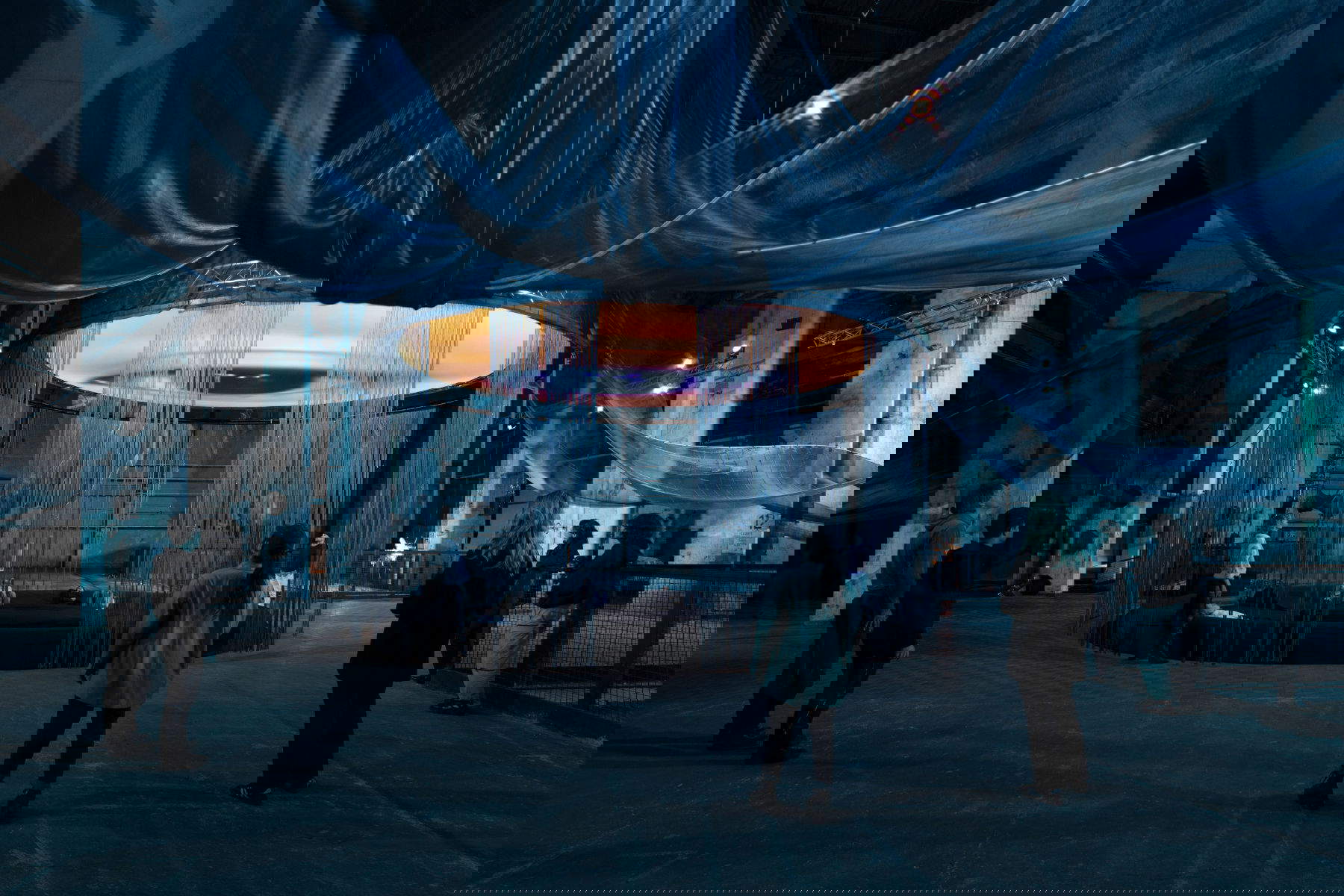 Laure Prouvost, WE FELT A STAR DYING. Veduta dell’installazione al Kraftwerk di Berlino (2025). Commissionato da LAS Art Foundation e co- co-commissionata da OGR Torino. © 2025 Laure Prouvost. Foto: Andrea Rossetti © VG Bild-Kunst, Bonn 2025