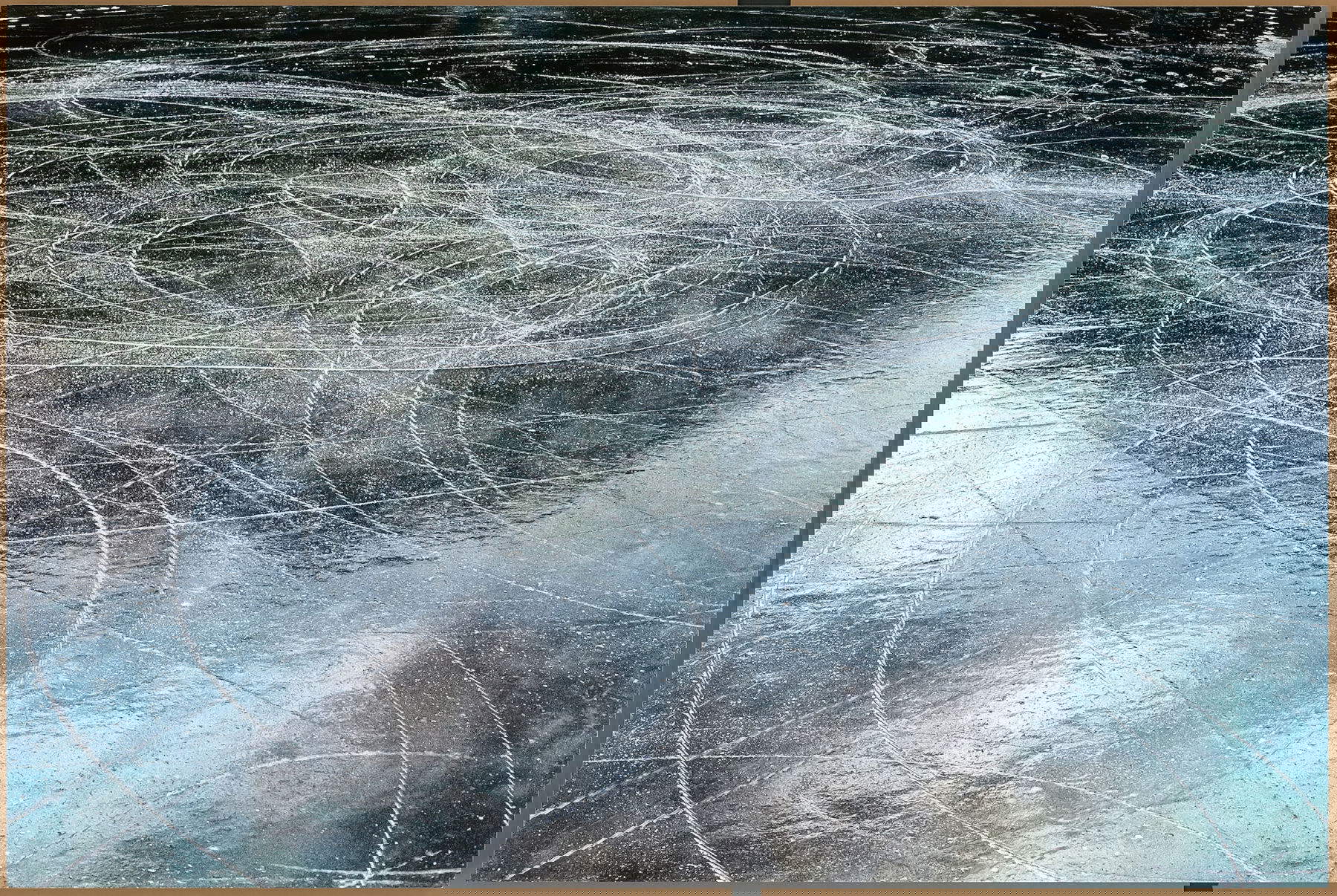 Laura Millard, Lac des Arcs (2018; Tinte auf Wasserbasis auf recycelbarem Polymergewebe, Aluminiumrahmen, reflektierendes Gewebe, LED-Beleuchtung, 182,8 x 121,9 x 9,5 cm) &copy; Laura Millard, mit freundlicher Genehmigung der Künstlerin