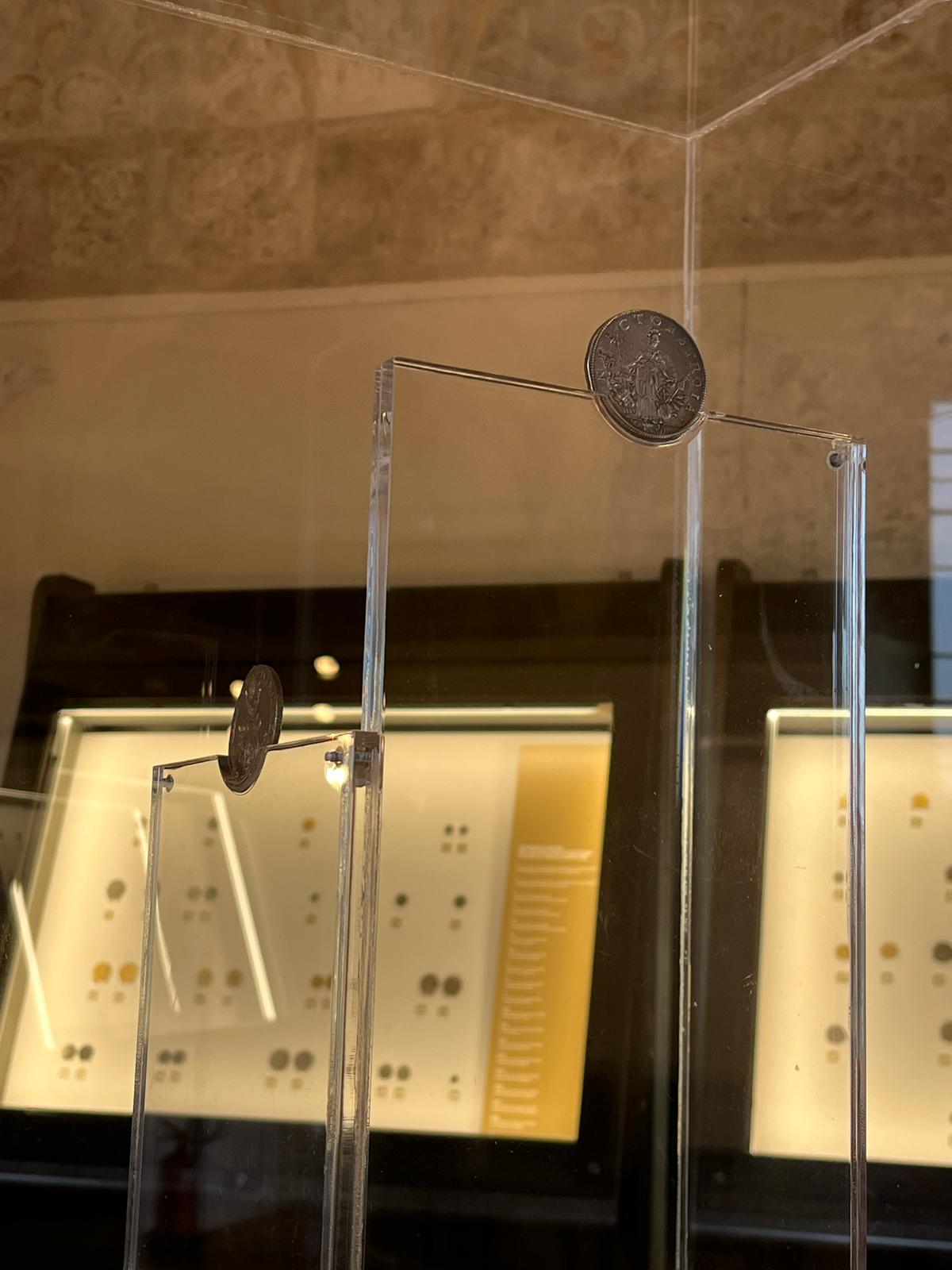 Le due monete esposte al Palazzo Ducale di Mantova