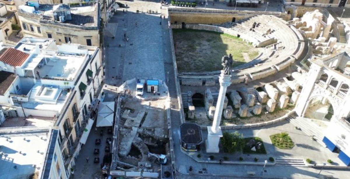 Lecce, structures de défense du haut Moyen Âge découvertes à côté de l'amphithéâtre romain