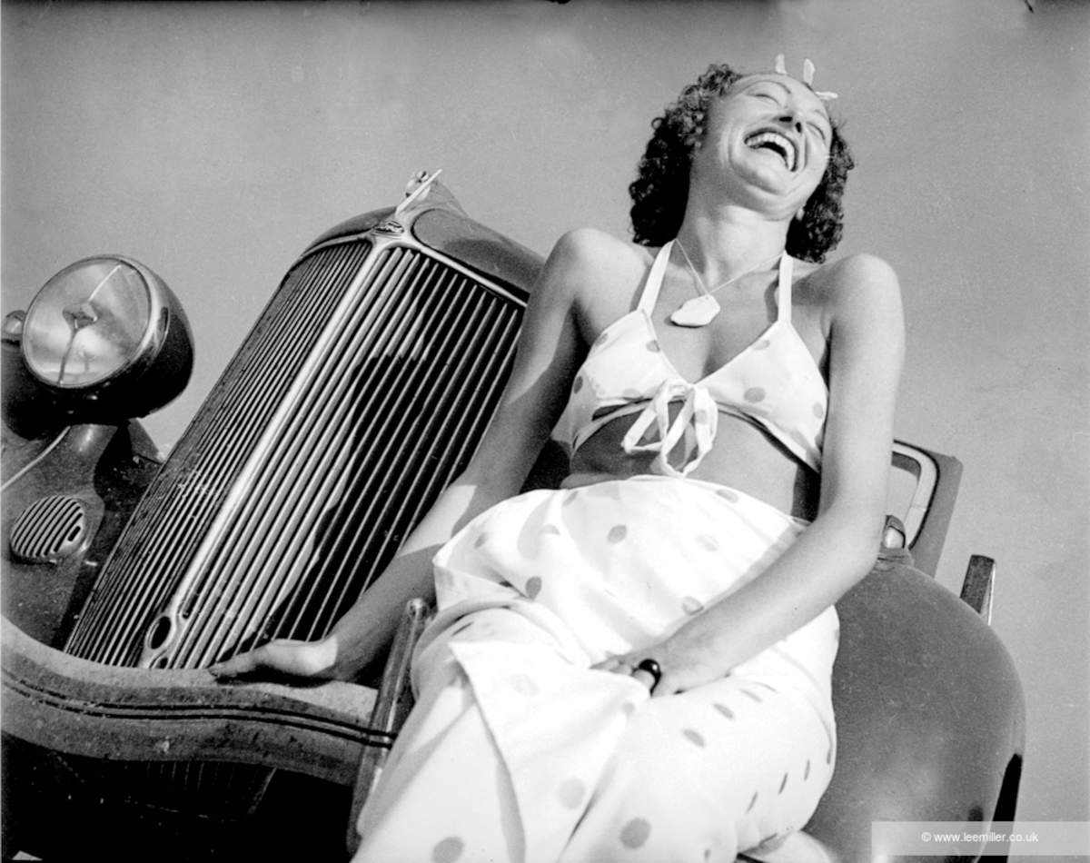 Lee Miller, Nusch &Eacute;luard [an der Seite eines Autos] (1937; Frankreich) &copy; Lee Miller Archives, England 2025. Alle Rechte vorbehalten leemiller.co.uk