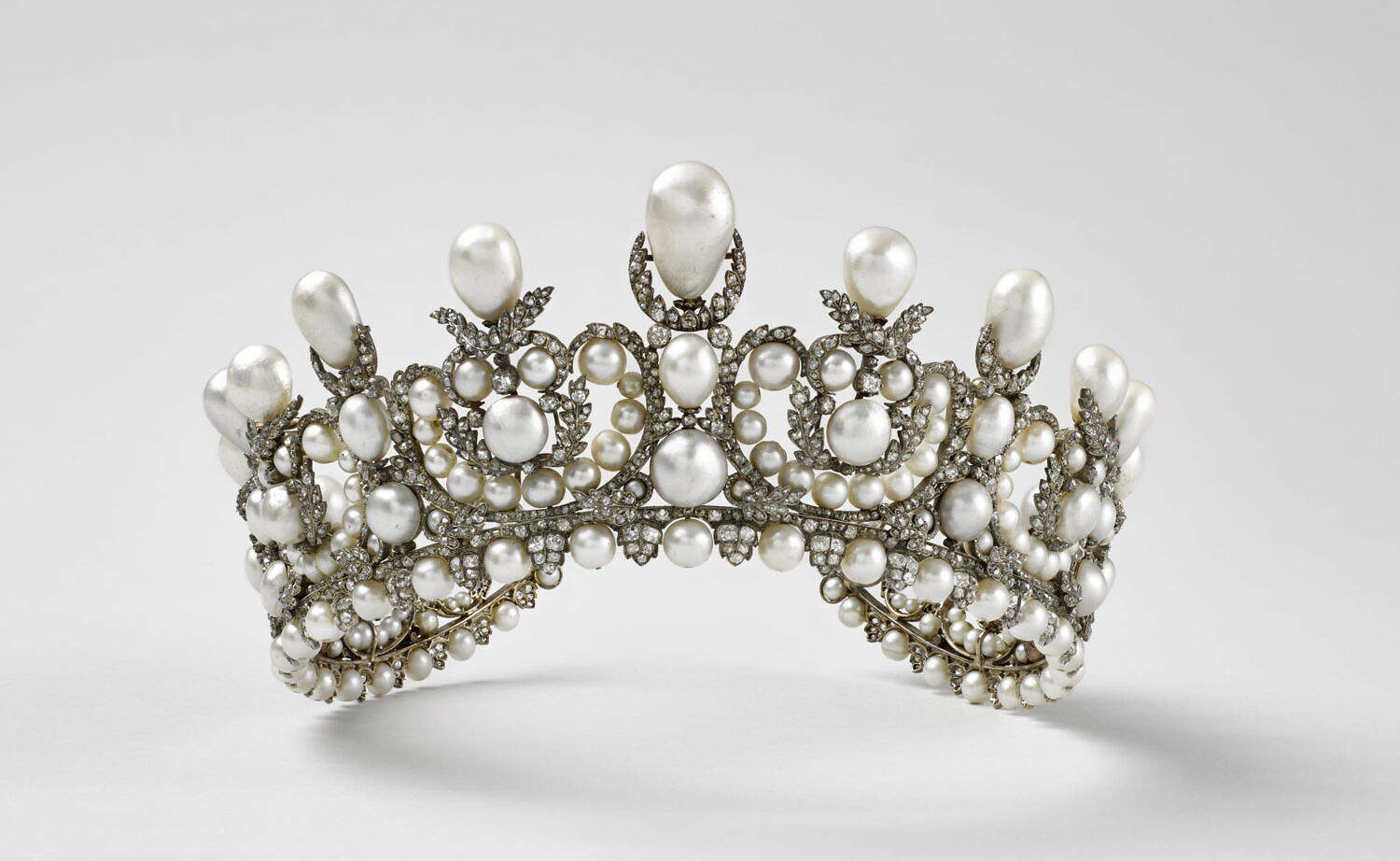 Alexandre-Gabriel Lemonnier, Das Diadem der Kaiserin Eugenie (Paris, 1853; Silber, Diamanten, orientalische Perlen, 7 x 19 x 18,5 cm; Paris, Louvre, Inv. OA 11369)