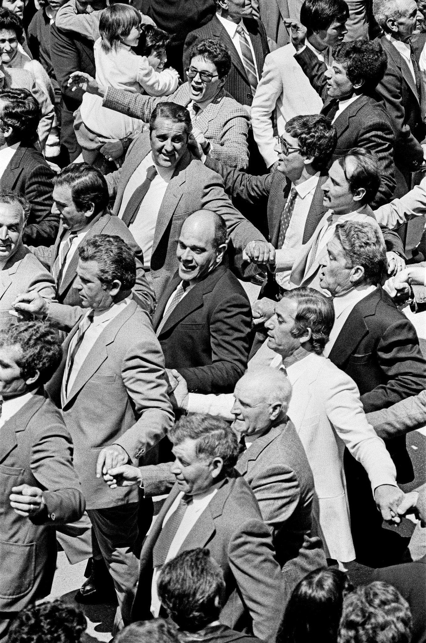 Letizia Battaglia, Domenica di Pasqua. La tradizionale corsa in cui gli uomini seguono il Cristo Risorto (1984; Ribera) &copy;Letizia Battaglia, su concessione dell&rsquo;Archivio Letizia Battaglia
