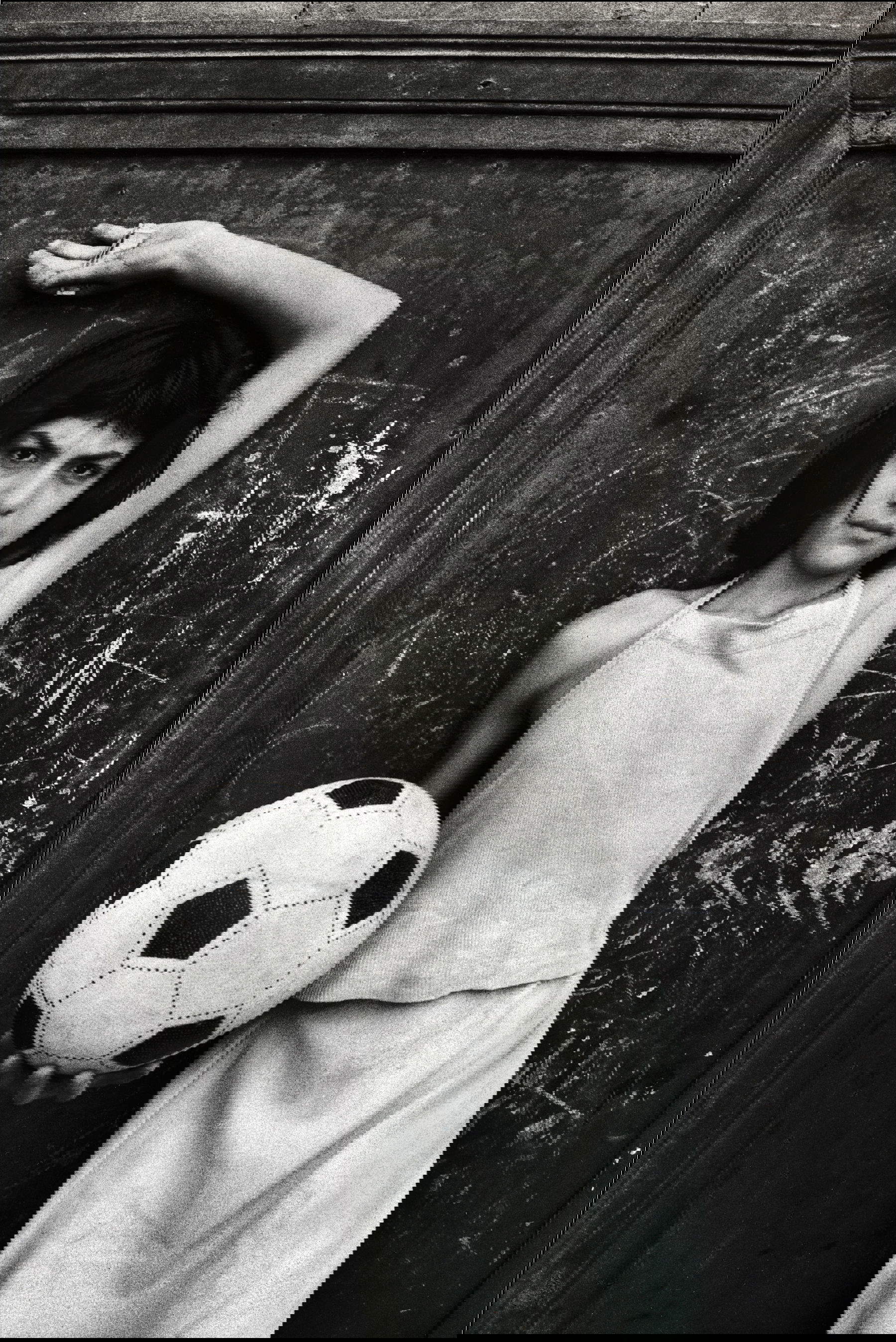 Letizia Battaglia, Quartiere Cala. La bambina con il pallone (1980; Palermo) &copy;Letizia Battaglia, su concessione dell&rsquo;Archivio Letizia Battaglia