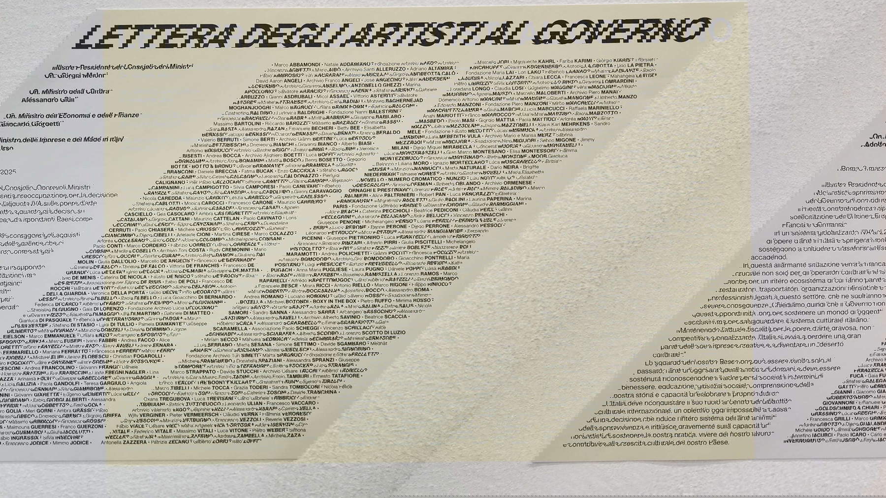 Der Brief des Künstlers hängt an den Ständen von Miart