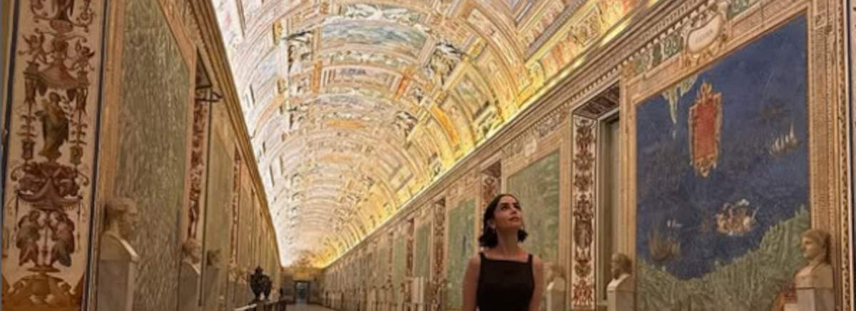 Visita privada al Museo Vaticano para el reparto de Emily en París. Comienza el rodaje de la 5ª temporada en Roma.
