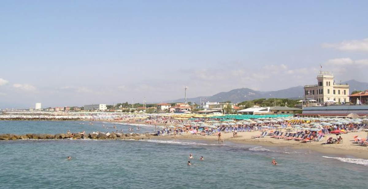 Sommer 2025, leere Strände: Der Strandtourismus geht aufgrund hoher Preise und neuer Gewohnheiten zurück