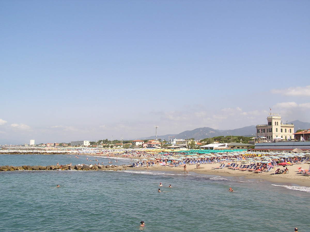 Blick auf die Küste von Marina di Massa von der Anlegestelle aus. Foto: Spinoziano - Wikipedia