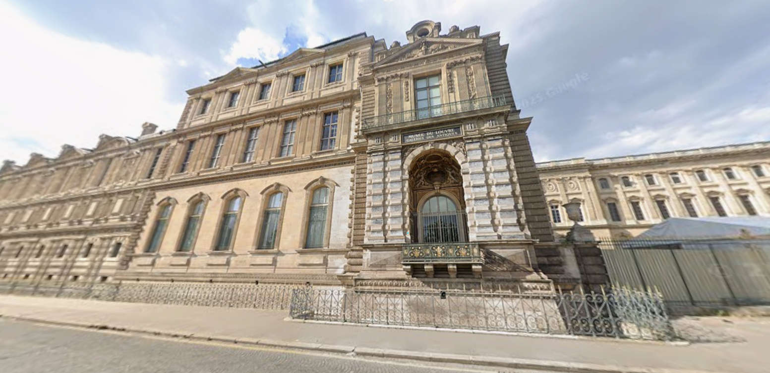 A droite, la fenêtre de la Galerie d'Apollon, par laquelle les voleurs sont entrés.