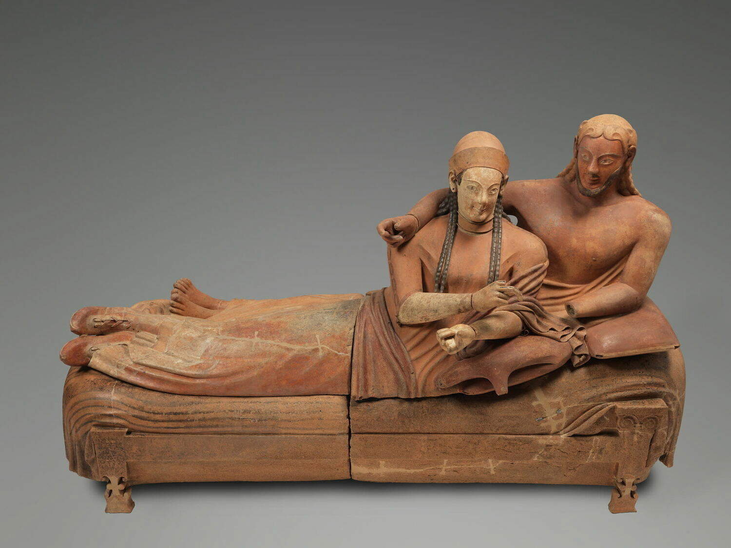 Sarcofago degli sposi (520-510 a.C.; argilla rossa, con coperchio 114 x 194 x 74 cm; Parigi, Louvre) &copy; 2012 Museo del Louvre, Dist. GrandPalaisRmn / Philippe Fuzeau