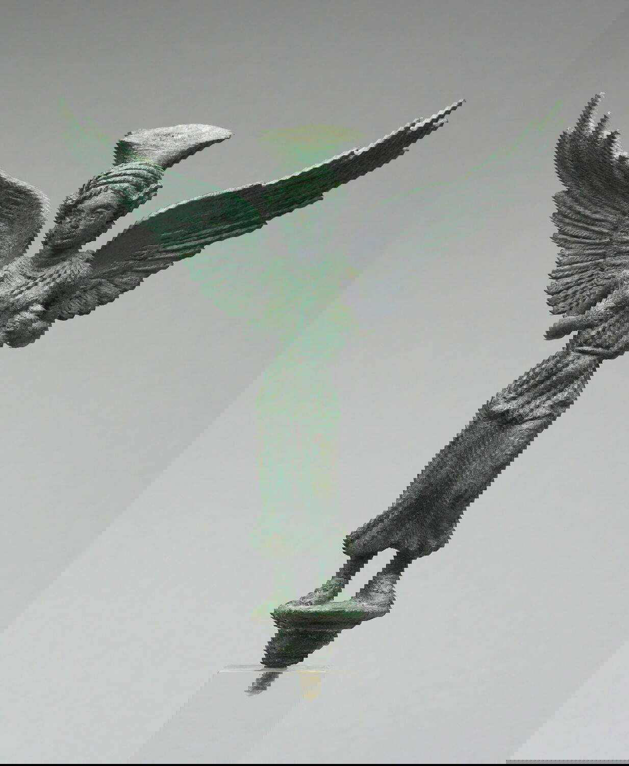 Supporto per Patera (325-200 a.C.; bronzo, 15,8 x 14,2 x 6 cm; Parigi, Louvre) &copy; 2009 Museo del Louvre, Dist. GrandPalaisRmn / Daniel Leb&eacute;e/Carine Deambrosis