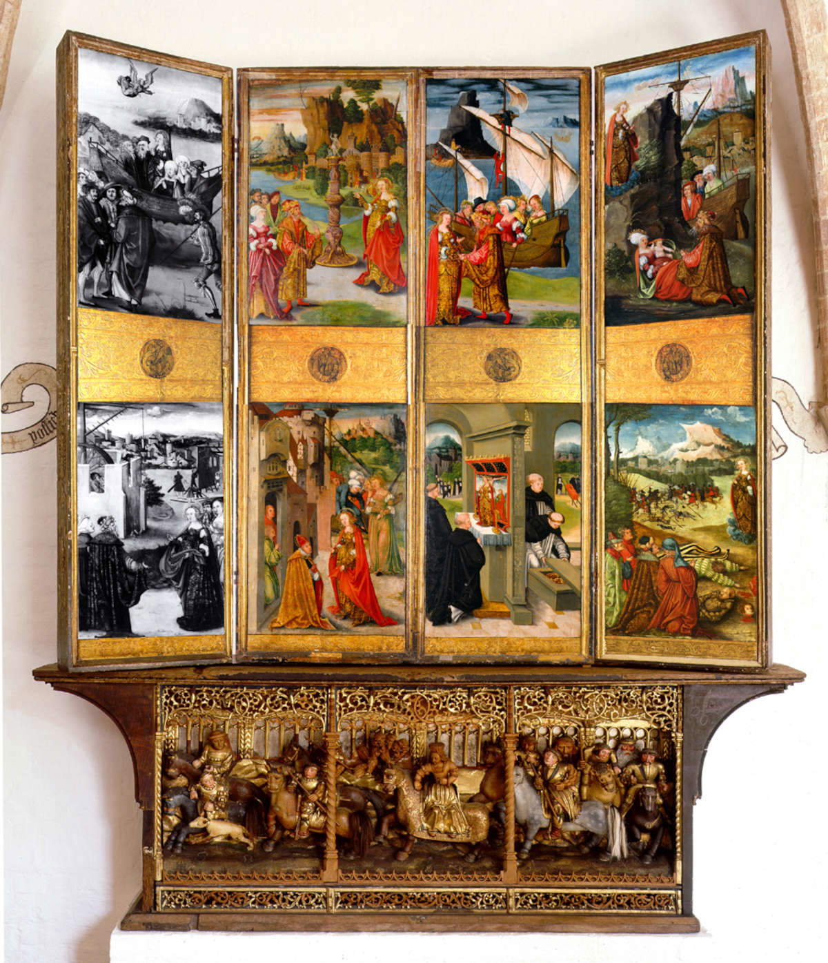 La pala d'altare di Maria Maddalena, precedente ricostruzione della Prima Trasfigurazione con i due pannelli acquistati nel 2025 (ancora in bianco e nero) e i due pannelli provenienti dall'Allen Memorial Art Museum (USA)