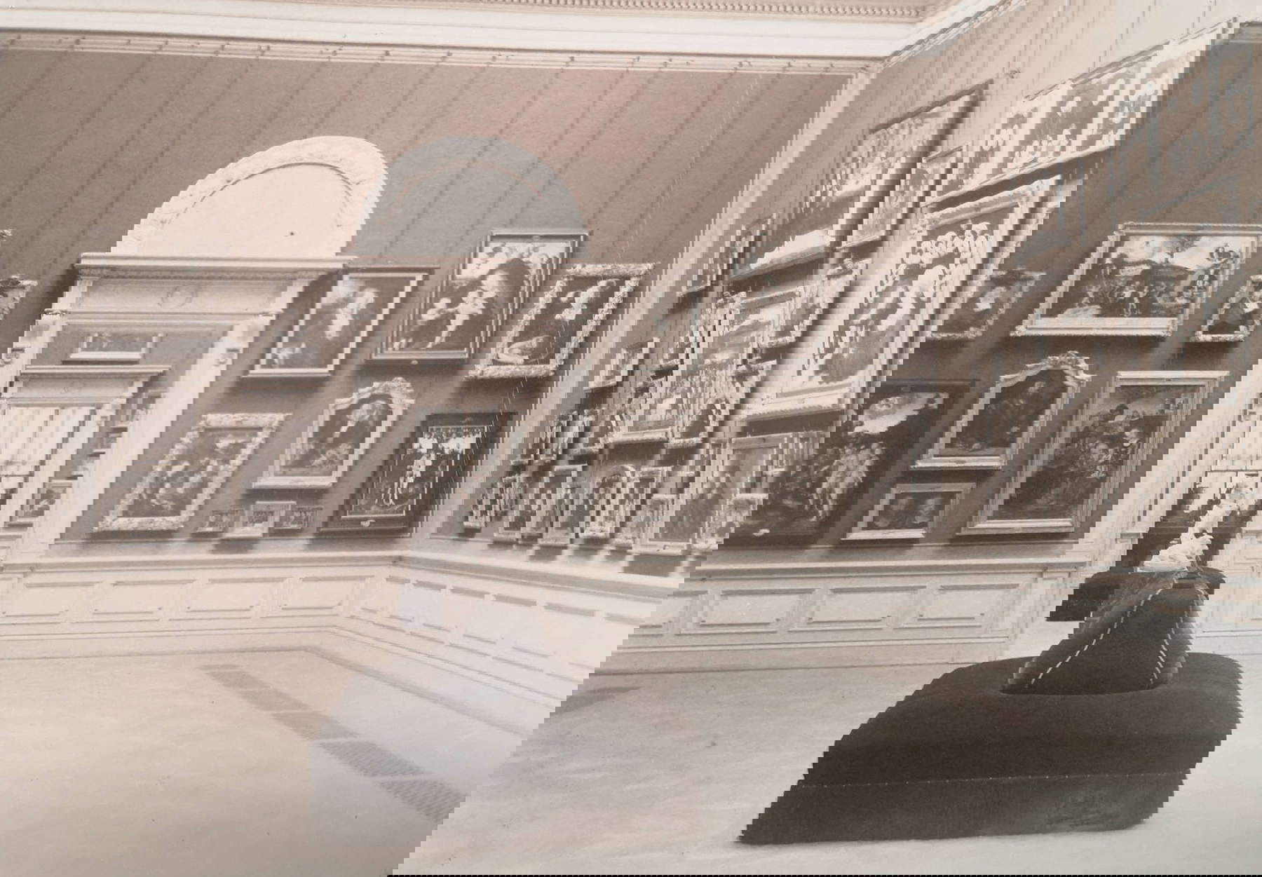 Fotografie des Saals der Alten Deutschen Meister von Carl Zink um 1910, die das Gemälde in seiner historischen Auslage zeigt (Rückwand, oben rechts). Die Abbildung stammt aus dem Bildband Die hervorragendsten Kunstwerke der Gem&auml;ldegallerie des Herzogl. Museums zu Gotha in photogr. Reproduktion.