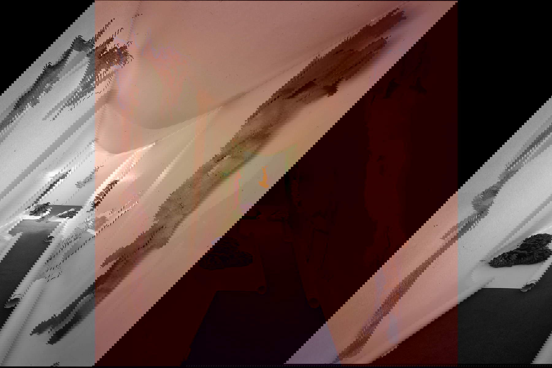 Luciano Fabro, Coreografia (1975). Veduta dell'installazione, Letture parallele III. Coreografie, Galleria Christian Stein, Torino, 1975. Su gentile concessione di Galleria Christian Stein, Torino. Foto di Mario Sarotto