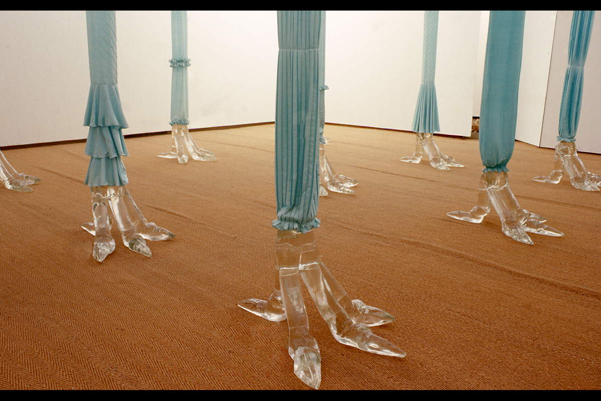 Luciano Fabro, Vetro di Murano e shantung di seta pura (Piedi) (1968-1971). Veduta dell'installazione, 36. Biennale di Venezia, 1972. Su gentile concessione di Archivio Luciano e Carla Fabro. Foto di Luciano Fabro