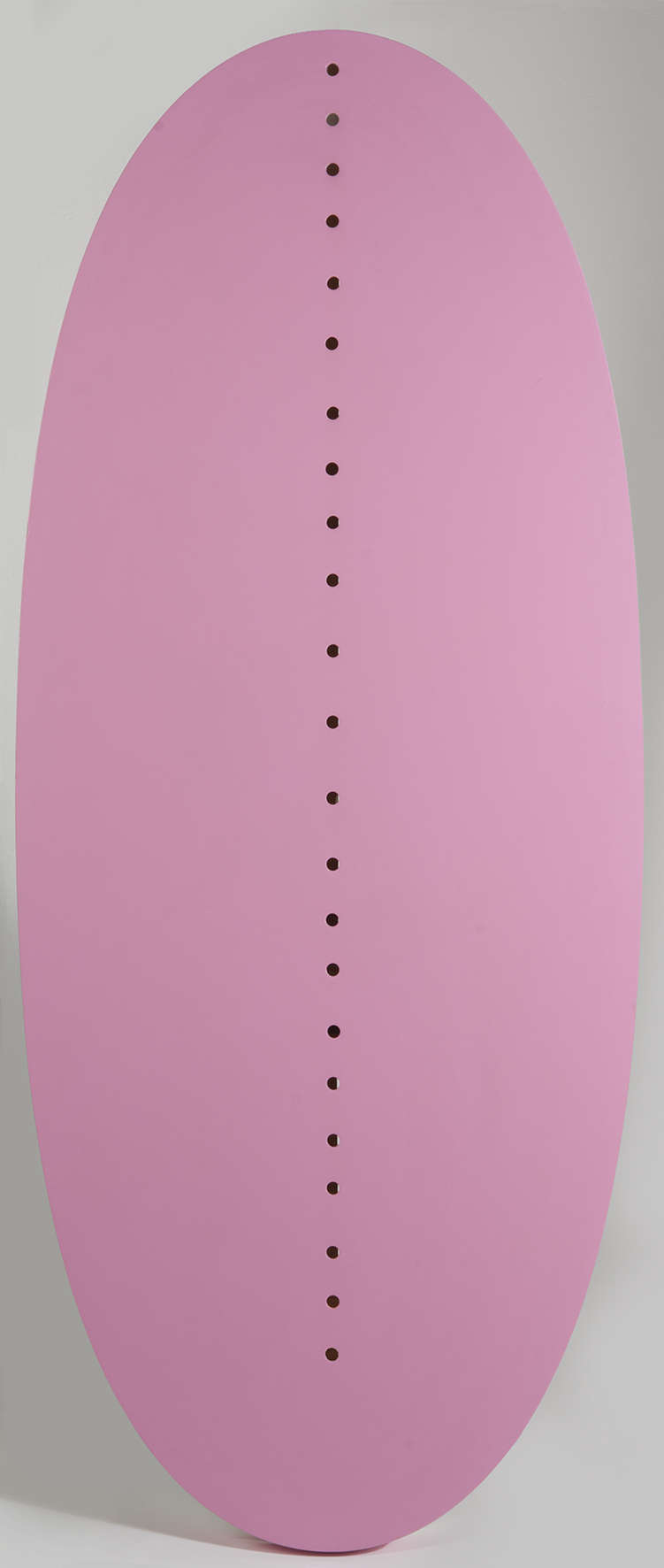 Lucio Fontana, Raumkonzept Ellipse (1967; lackiertes Holz, hellrosa, 173x72 cm; Privatsammlung) Lucio Fontana, Raumkonzept Ellipse (1967; lackiertes Holz, hellrosa, 173x72 cm; Privatsammlung)