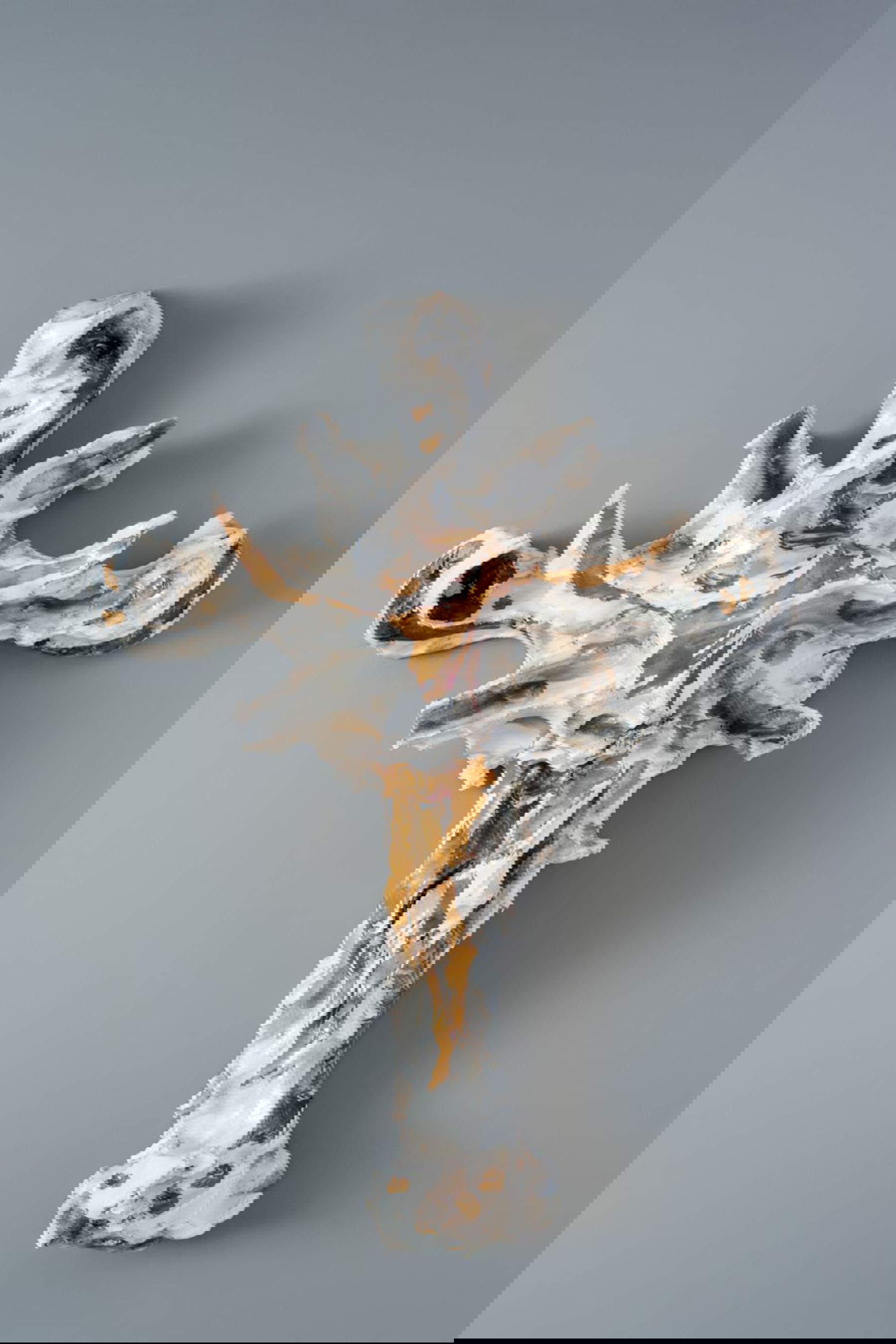 Lucio Fontana, Crocifisso (1952; terracotta smaltata, dipinta e terzo fuoco: bianco, grigio e oro, 58 x 41,5 x 12,5 cm)