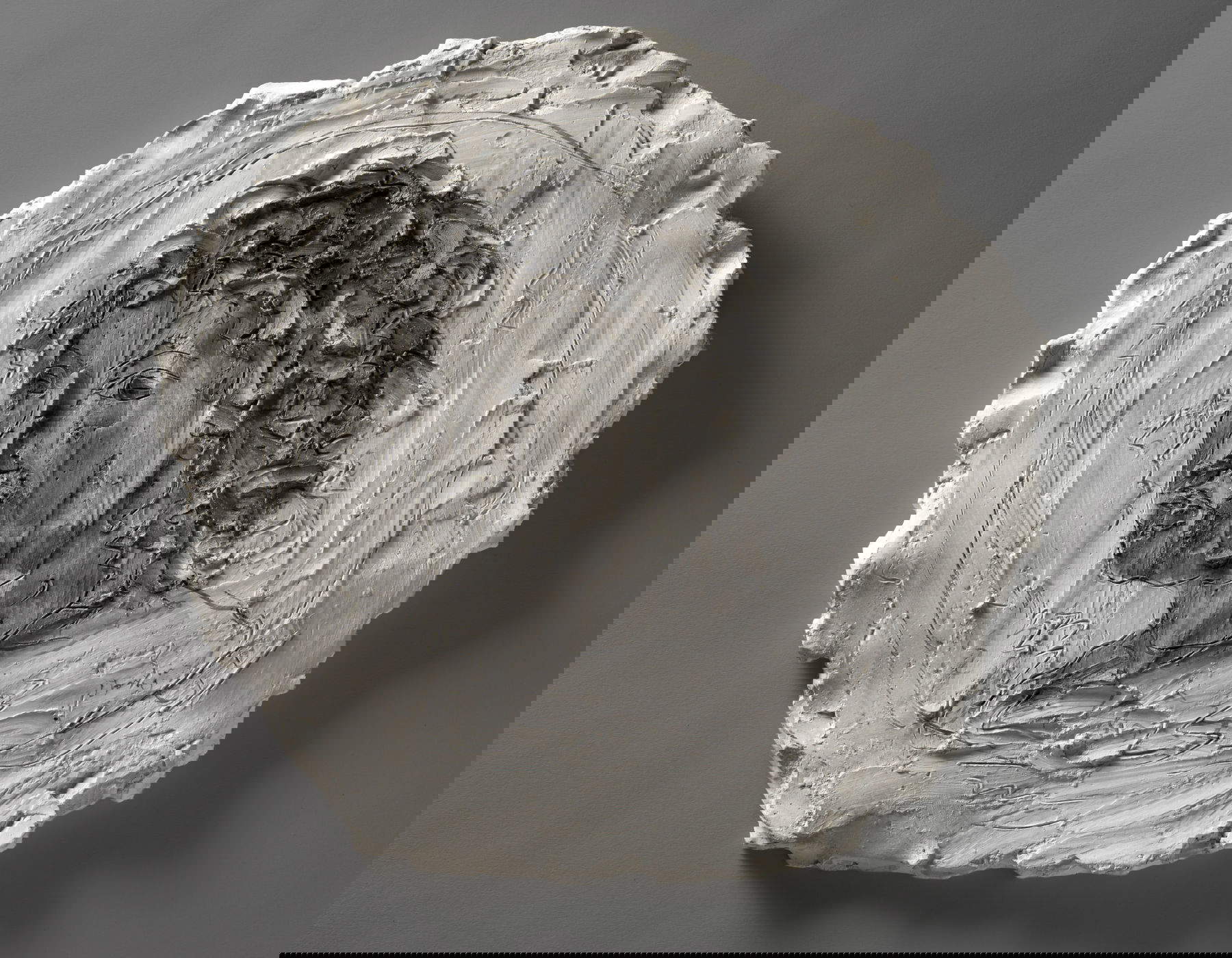 Los 59, Lucio Fontana, Menschenbildnis (1939; handmodellierter Gips, Graffito und Malerei, D. 39 cm Signiert und datiert unten rechts 