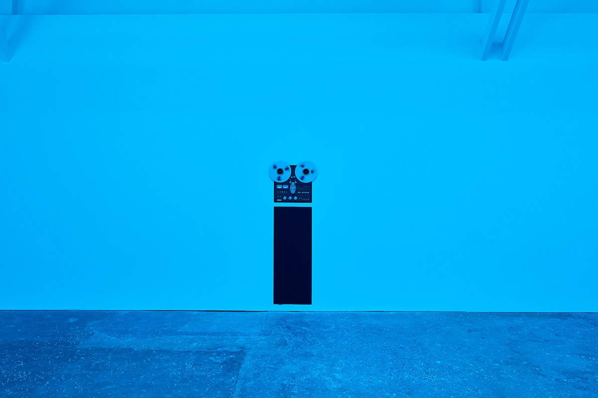 Lydia Ourahmane, Solar Cry, veduta dell'installazione (2020; San Francisco CA, CCA Wattis Institute). Foto: Impart Photography, su concessione dell'artista