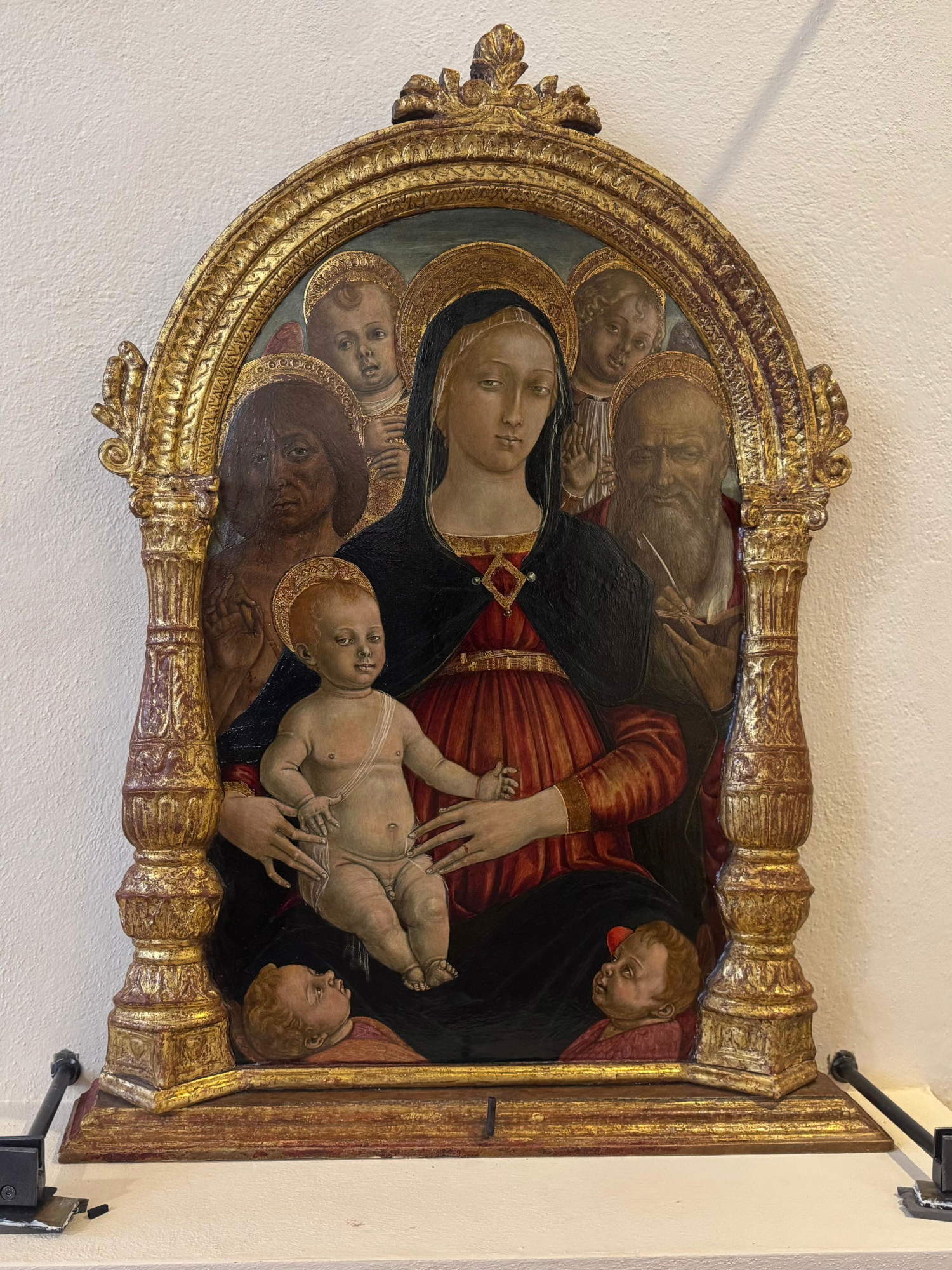 La Madonna col Bambino, i santi Sebastiano e Giovanni Evangelista e quattro angeli di Matteo di Giovanni